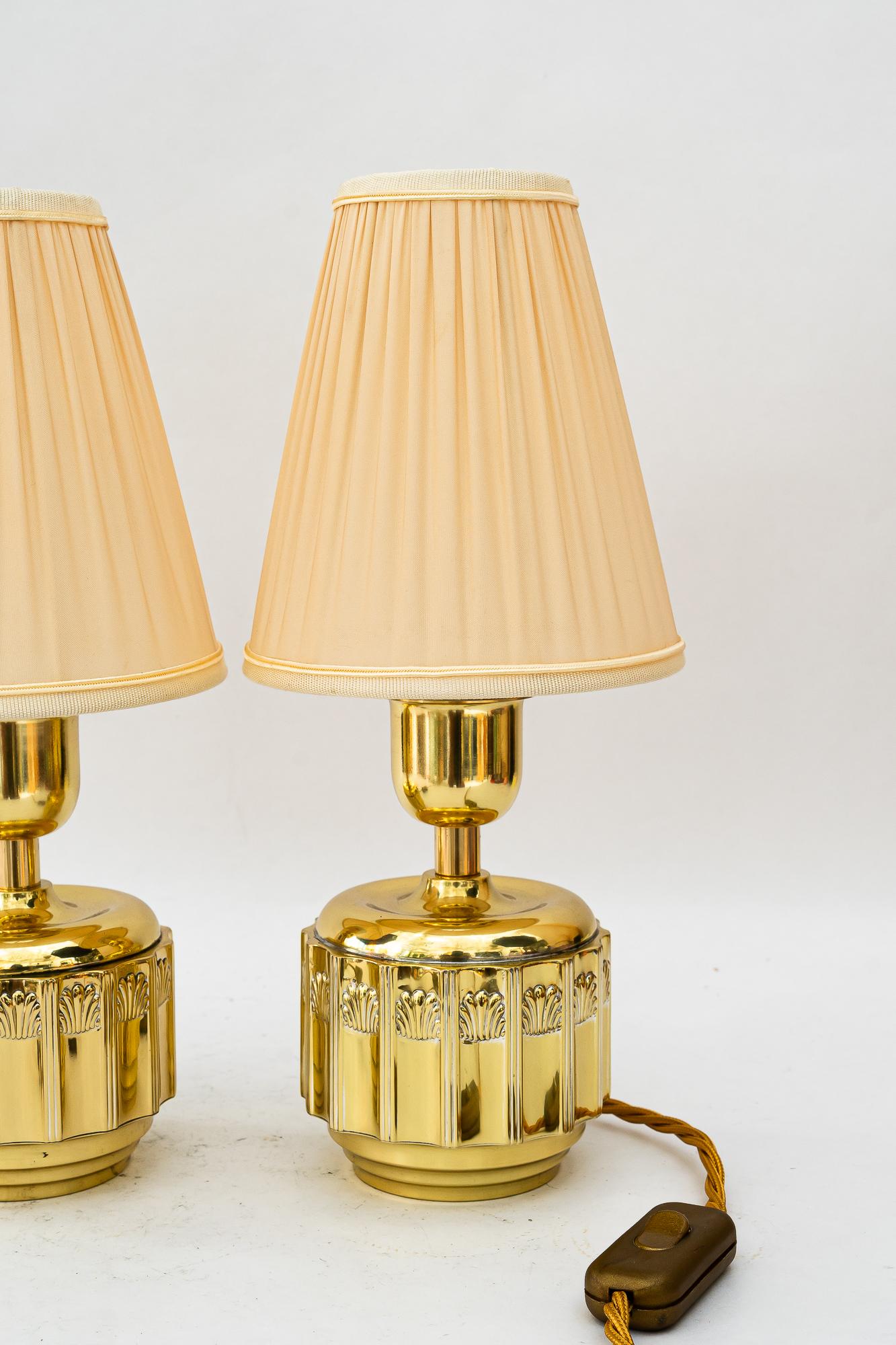 2 lámparas de mesa art déco con pantallas de tela viena hacia 1920 Art Decó en venta