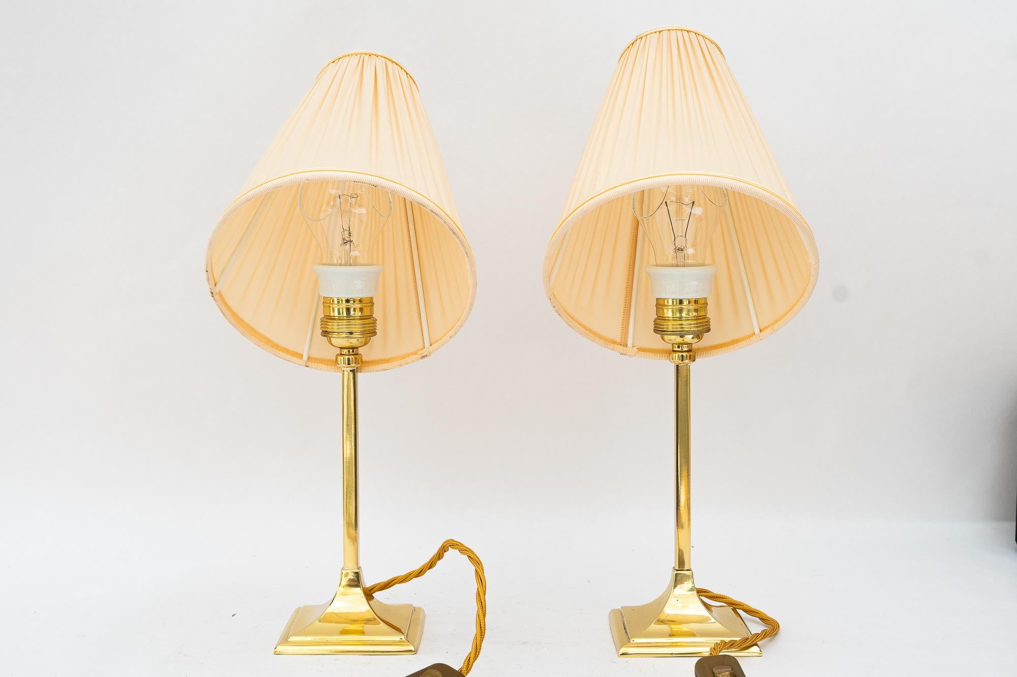 2 lámparas de mesa art déco con pantallas de tela viena hacia 1920 Lacado en venta