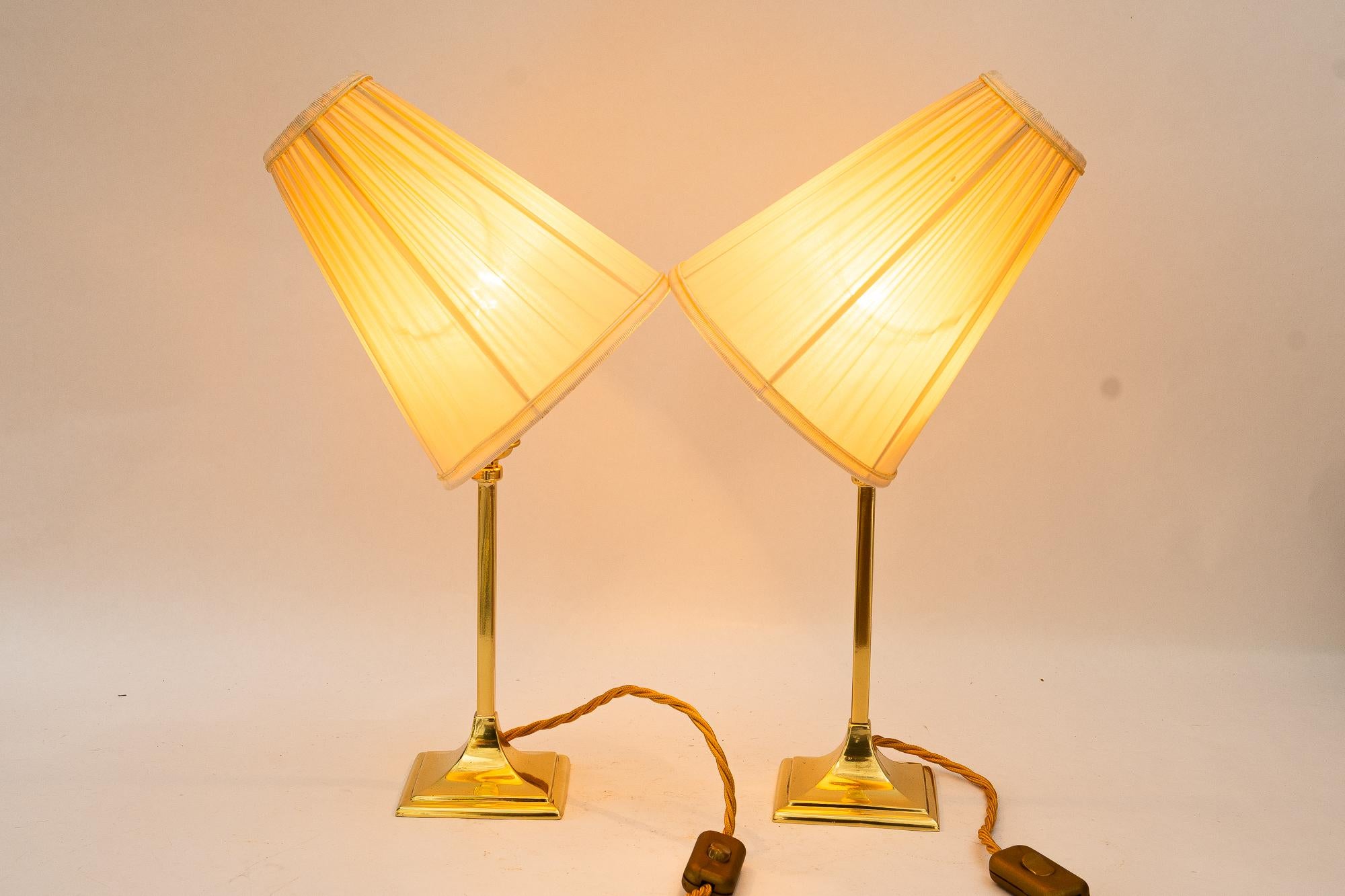 2 lámparas de mesa art déco con pantallas de tela viena hacia 1920 Latón en venta