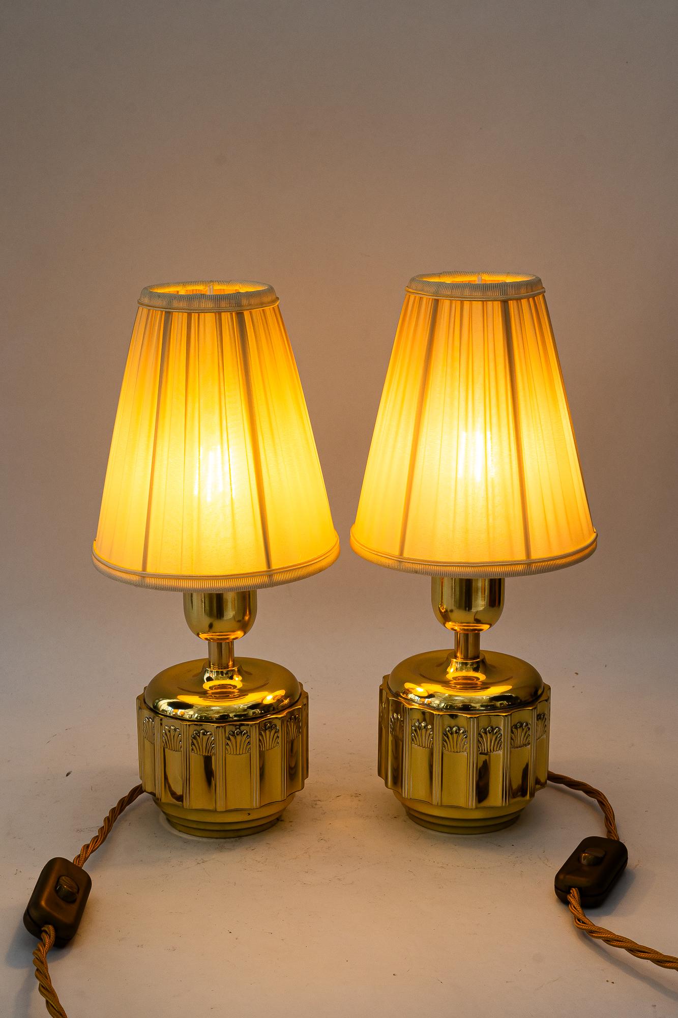 2 lámparas de mesa art déco con pantallas de tela viena hacia 1920 Latón en venta
