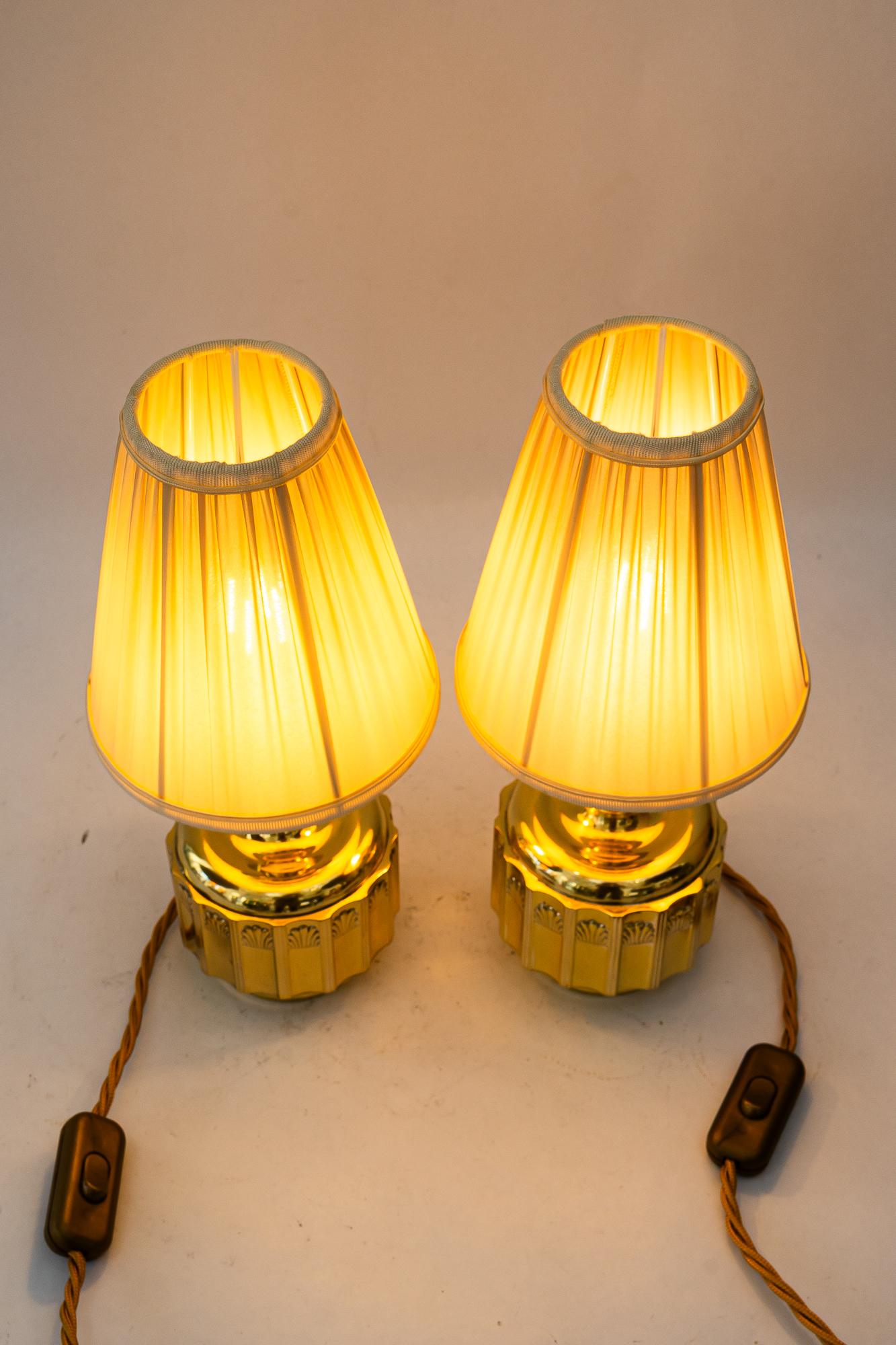 2 lámparas de mesa art déco con pantallas de tela viena hacia 1920 en venta 1