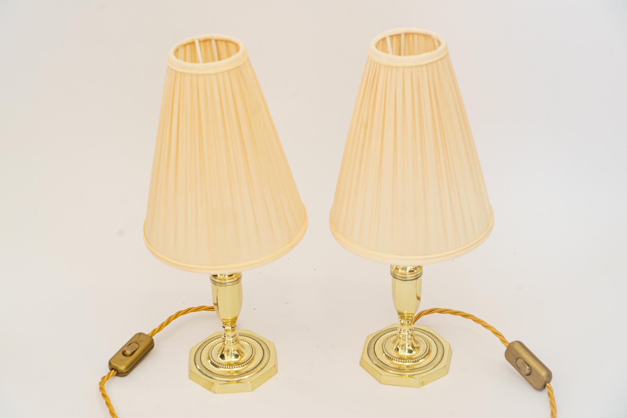 2 Art Deco Tischlampen mit Stoffschirmen Wien um 1920er Jahre
Poliert und emailliert
Die Stoffschirme werden ersetzt ( neu )