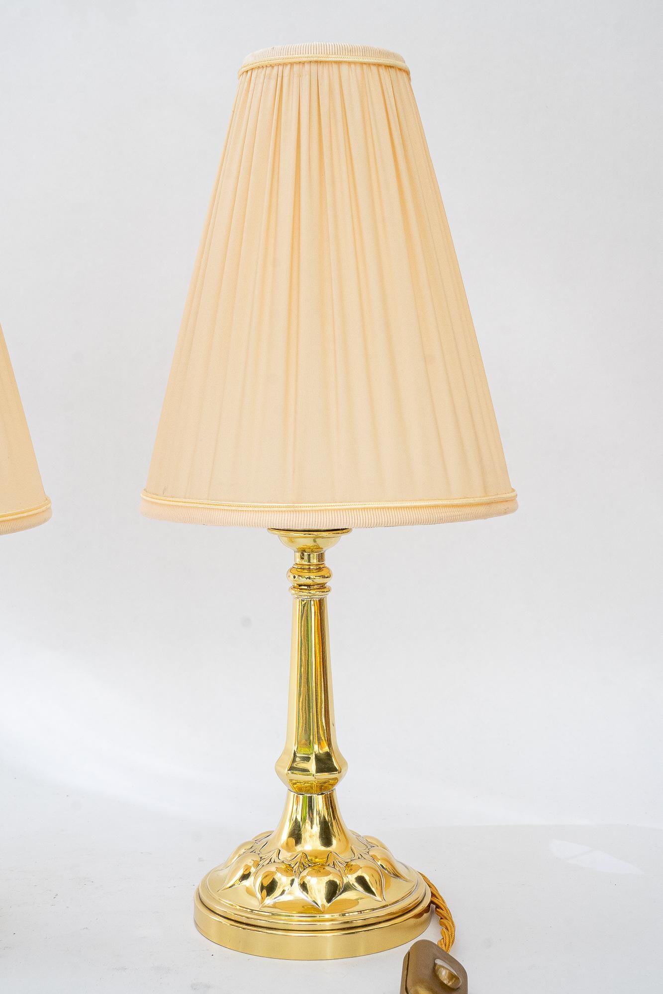 2 lampes de bureau Art Déco avec abat-jour en tissu viennoise des années 1920 
Très belle exécution
Laiton poli et émaillé au four
Les stores en tissu sont remplacés (neufs).