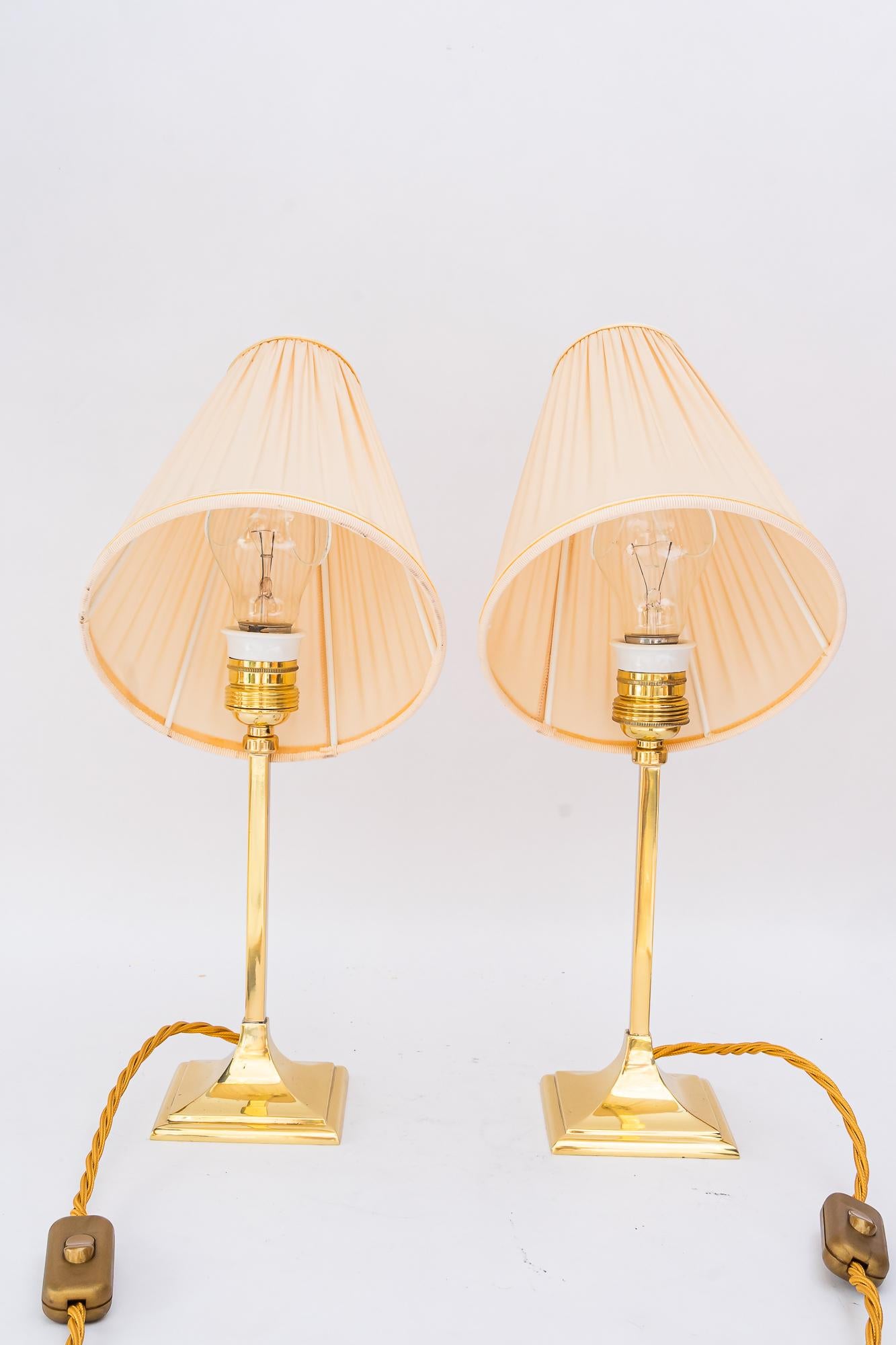 2 lampade da tavolo art deco con paralumi in tessuto vienna anni '20 circa
Ottone lucidato e smaltato a fuoco
Le tende in tessuto sono state sostituite (nuove)