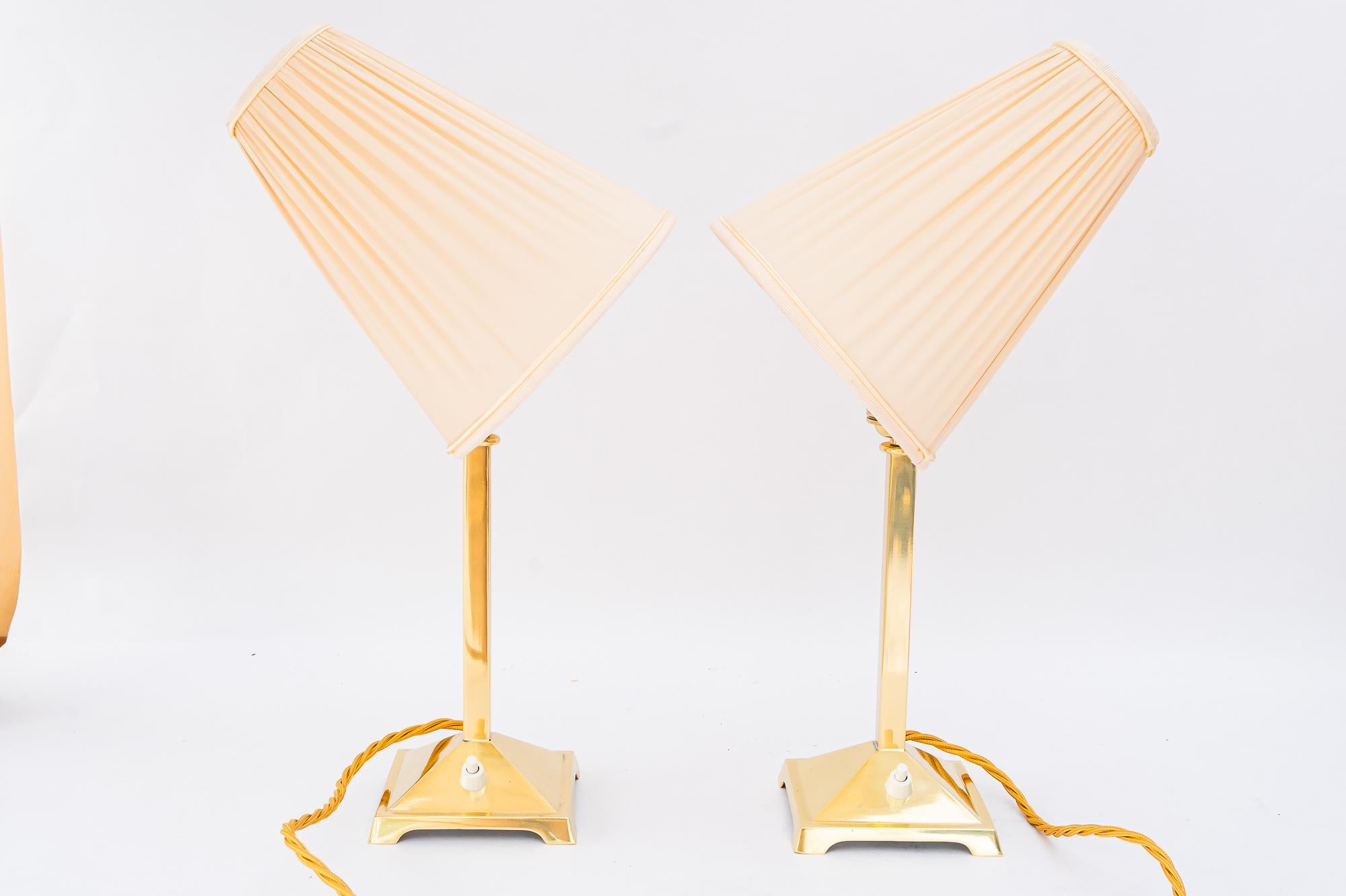 2 Art Deco Tischlampen mit Stoffschirmen Wien um 1920er Jahre (Messing) im Angebot