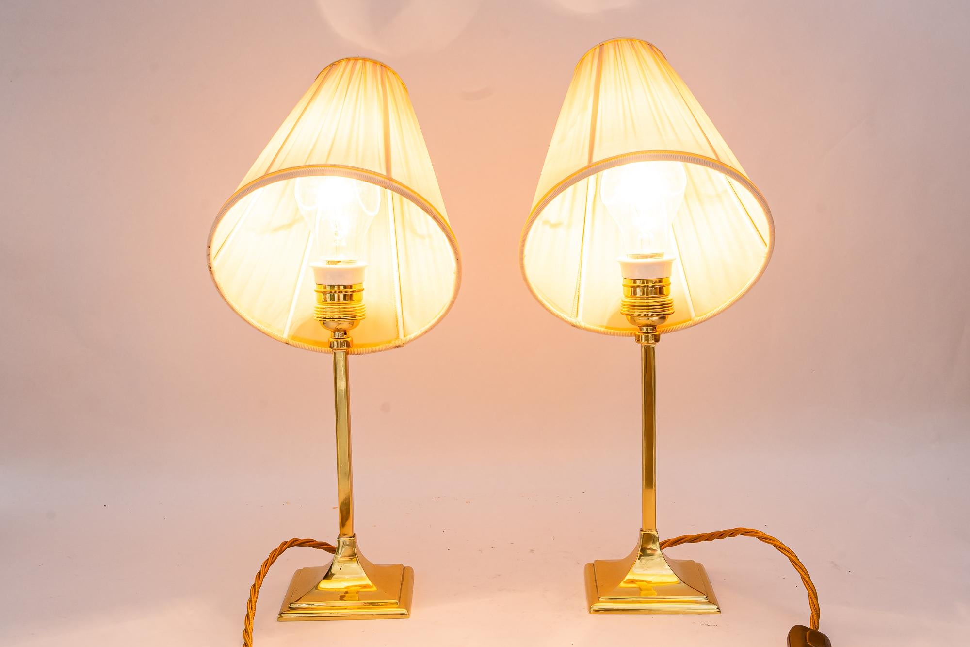 Ottone 2 lampade da tavolo art deco con paralumi in tessuto vienna anni '20 circa in vendita