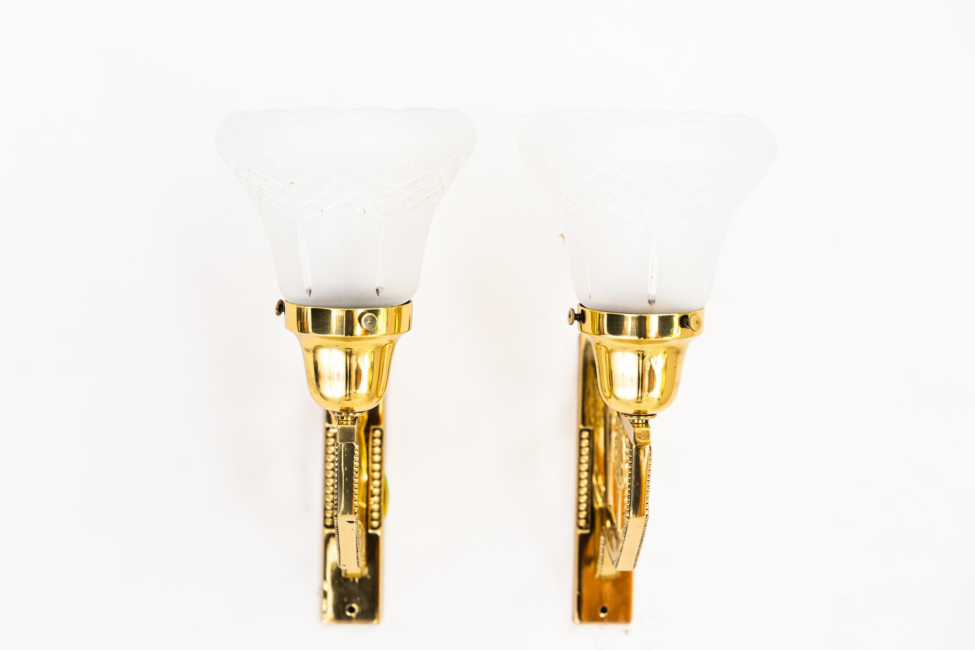 2 Art Deco Wandlampen um 1920
Poliert und emailliert
Original Glasschirme.