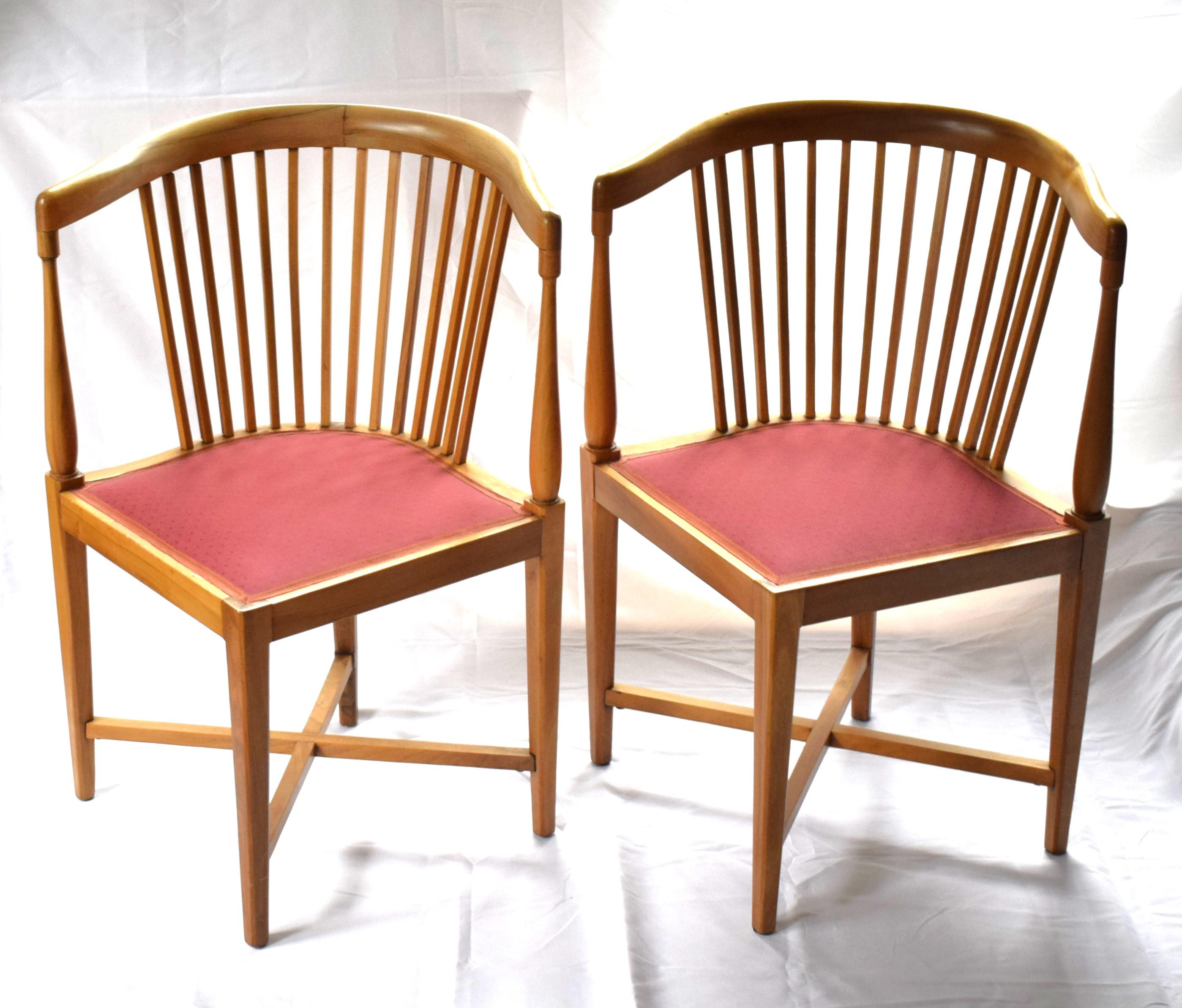 Two rare Art Nouveau corner armchairs made of solid maple, designed by Josef Maria Olbrich and executed around 1902 by Michael Niedermoser, Vienna.
Outstanding craftsmanship.
The Niedermoser furniture factory is the furnishing company that 