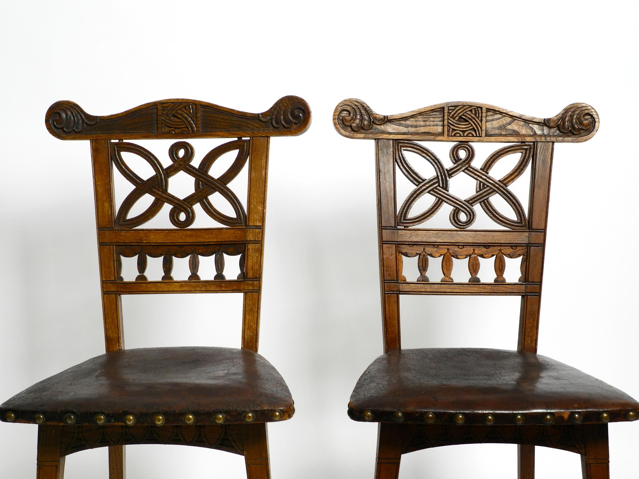 2 Jugendstilstühle aus Eiche, noch mit den originalen Ledersitzen aus der Zeit um 1900 im Angebot 9