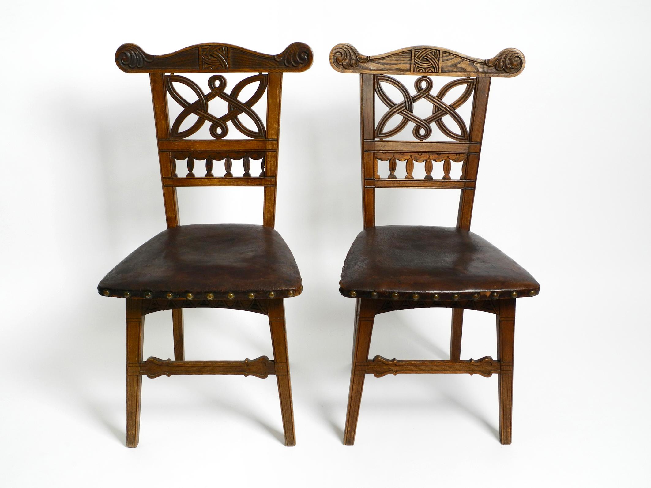 2 Jugendstilstühle aus Eiche, noch mit den originalen Ledersitzen aus der Zeit um 1900 (Art nouveau) im Angebot