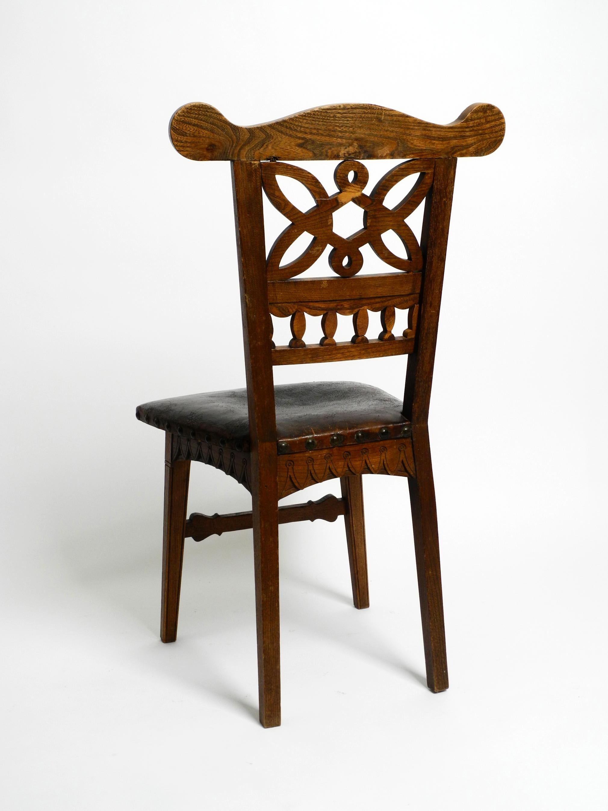 2 Jugendstilstühle aus Eiche, noch mit den originalen Ledersitzen aus der Zeit um 1900 im Zustand „Gut“ im Angebot in München, DE