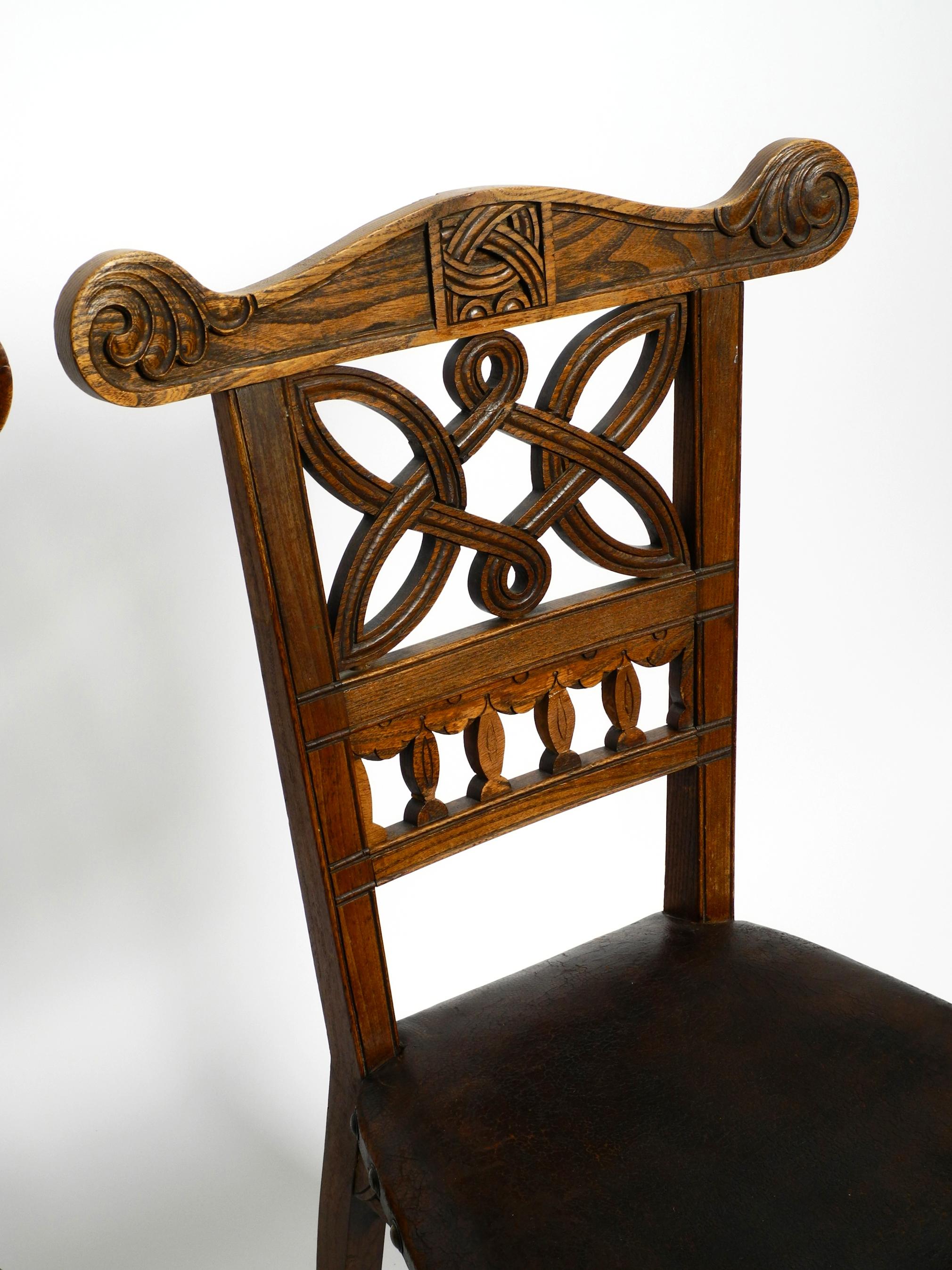 Début du 20ème siècle 2 Chaises en chêne Art Nouveau avec sièges en cuir d'origine datant d'environ 1900 en vente