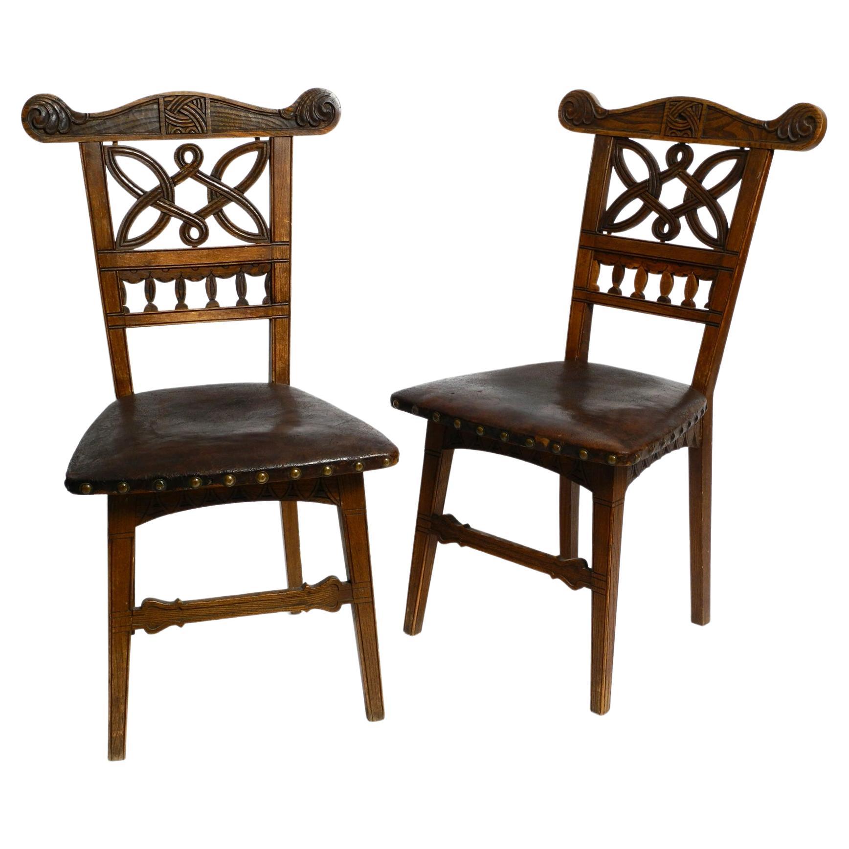 2 Chaises en chêne Art Nouveau avec sièges en cuir d'origine datant d'environ 1900 en vente