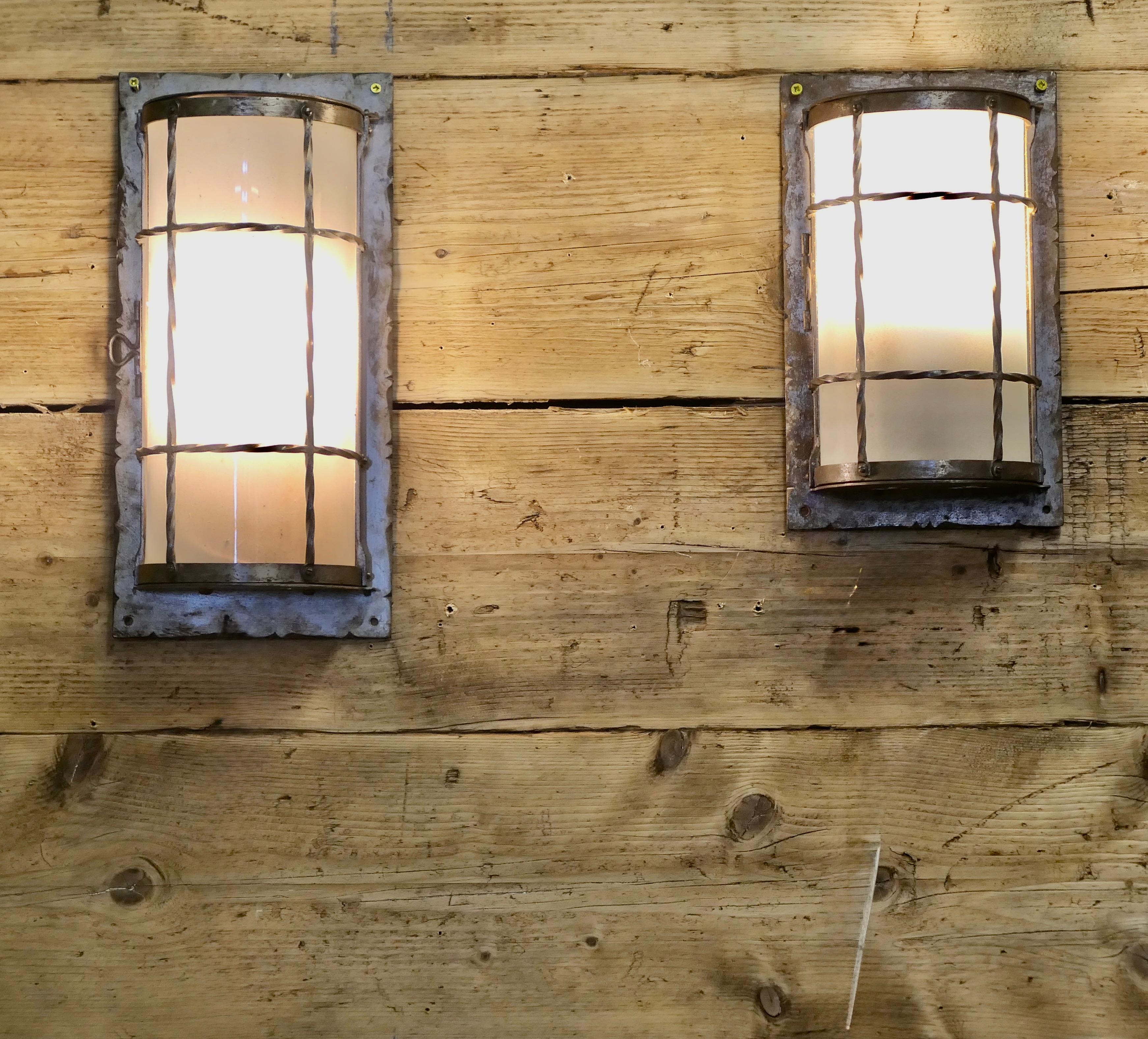2 Appliques d'art et d'artisanat

Une paire inhabituelle de lampes assorties dans le style Arts and Crafts, les lampes sont en fer et ont une finition adoucie avec des abat-jours tubulaires en verre opalescent, les lampes sont de tailles