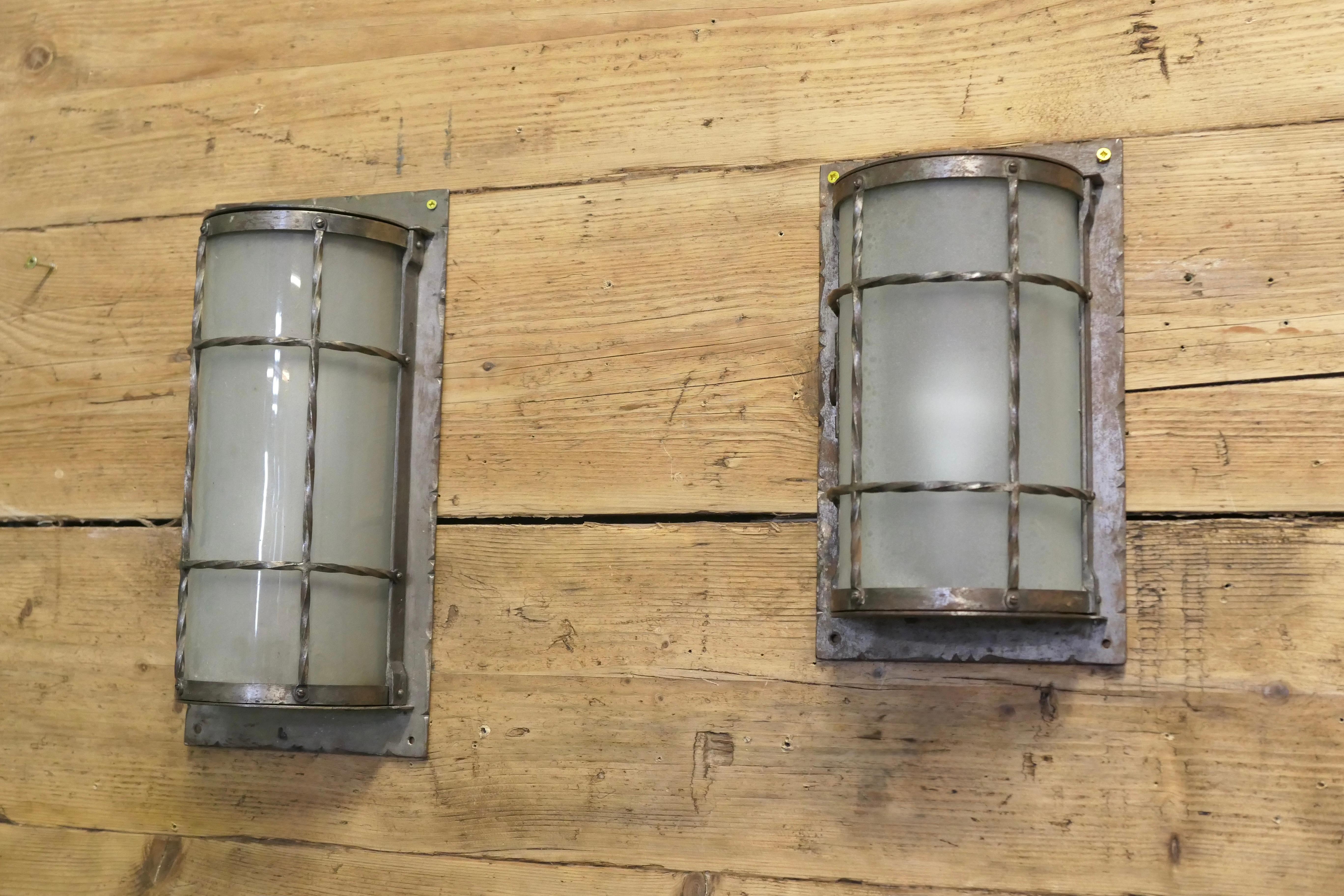Arts and Crafts 2 Appliques d'art et d'artisanat  Une paire inhabituelle de lampes assorties en vente