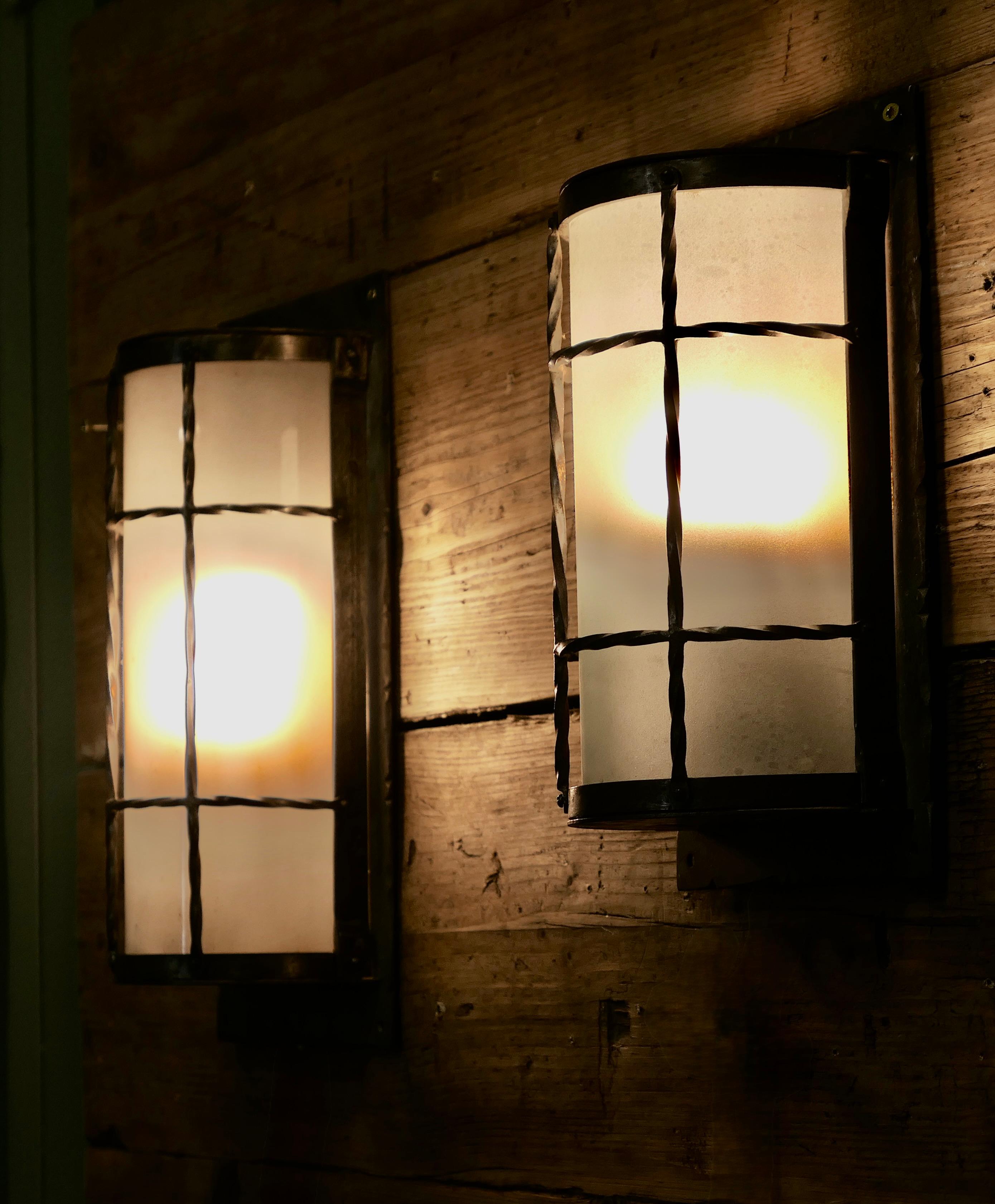 Milieu du XXe siècle 2 Appliques d'art et d'artisanat  Une paire inhabituelle de lampes assorties en vente