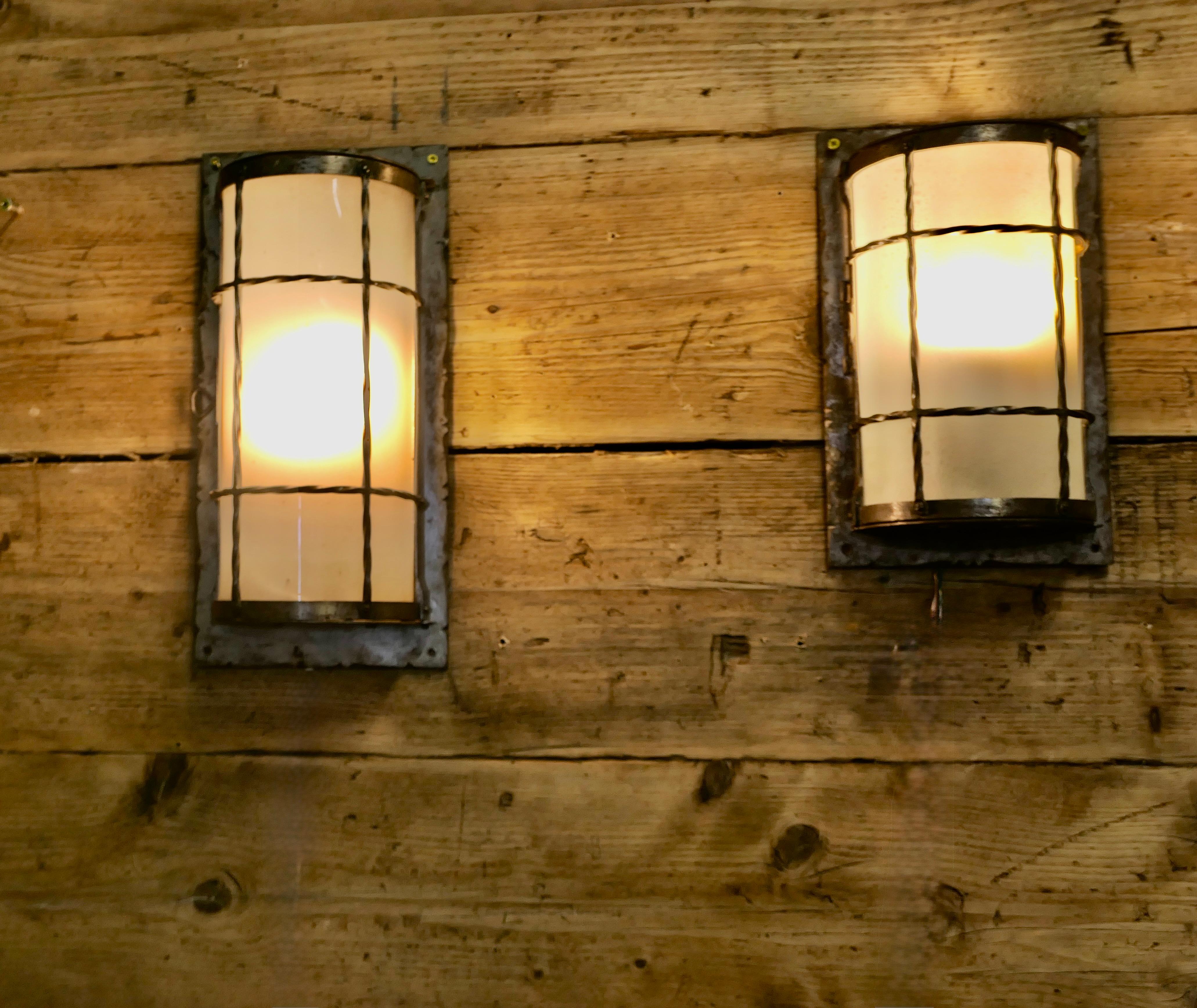 Fer 2 Appliques d'art et d'artisanat  Une paire inhabituelle de lampes assorties en vente