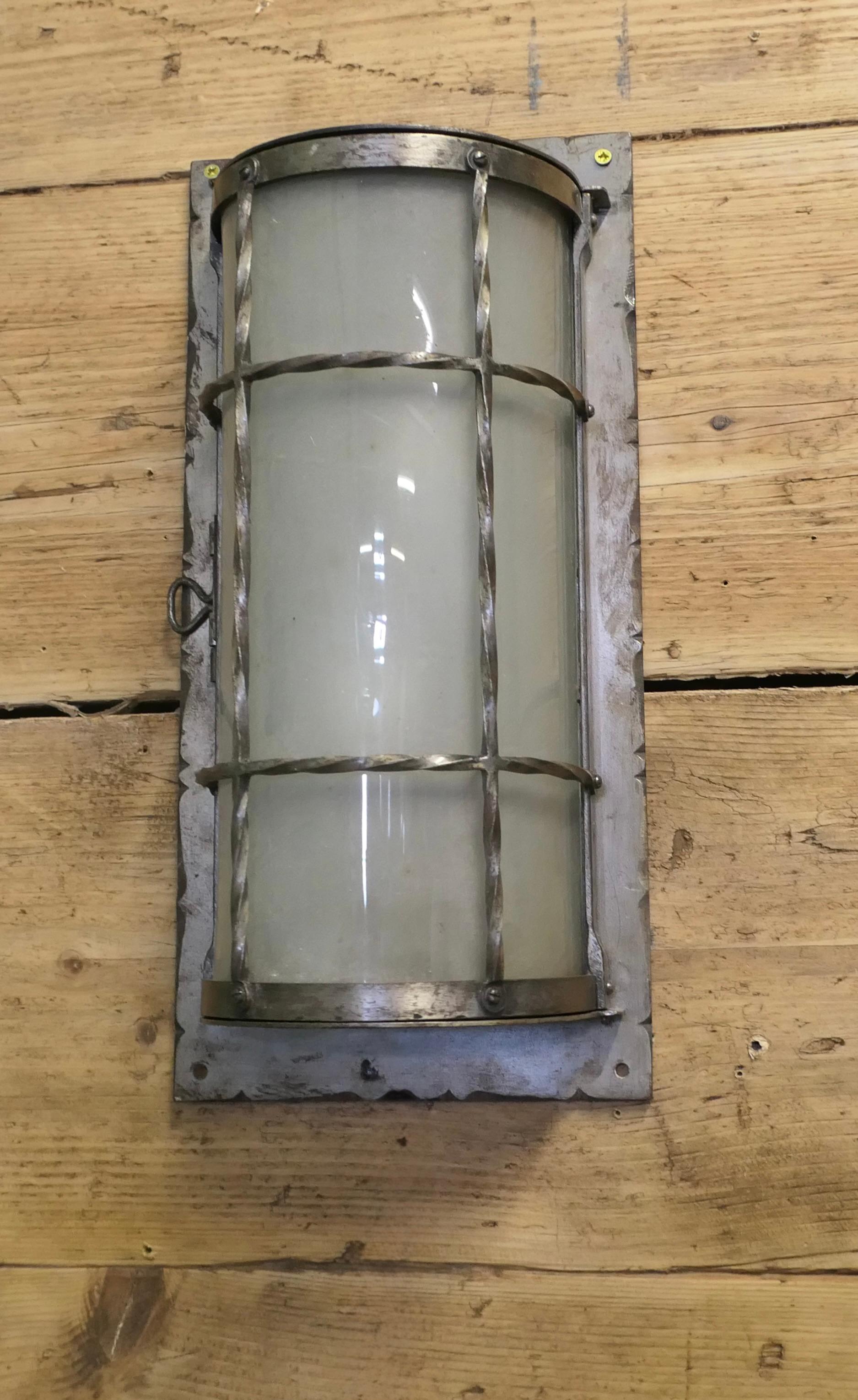 2 Appliques d'art et d'artisanat  Une paire inhabituelle de lampes assorties en vente 1