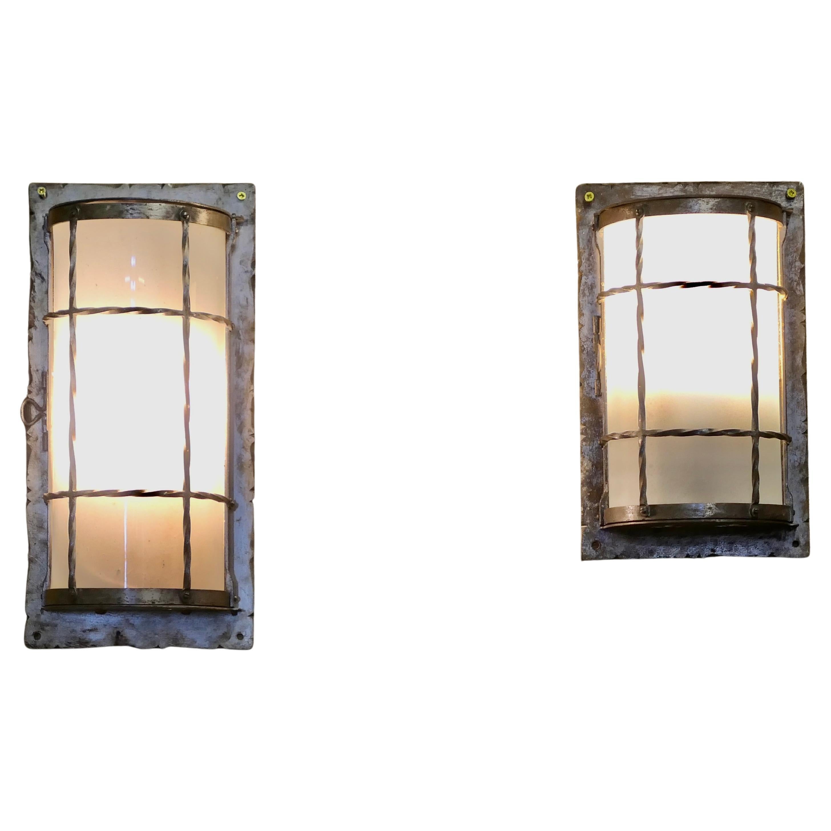 2 Appliques d'art et d'artisanat  Une paire inhabituelle de lampes assorties en vente