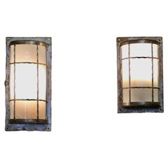 2 Appliques d'art et d'artisanat  Une paire inhabituelle de lampes assorties