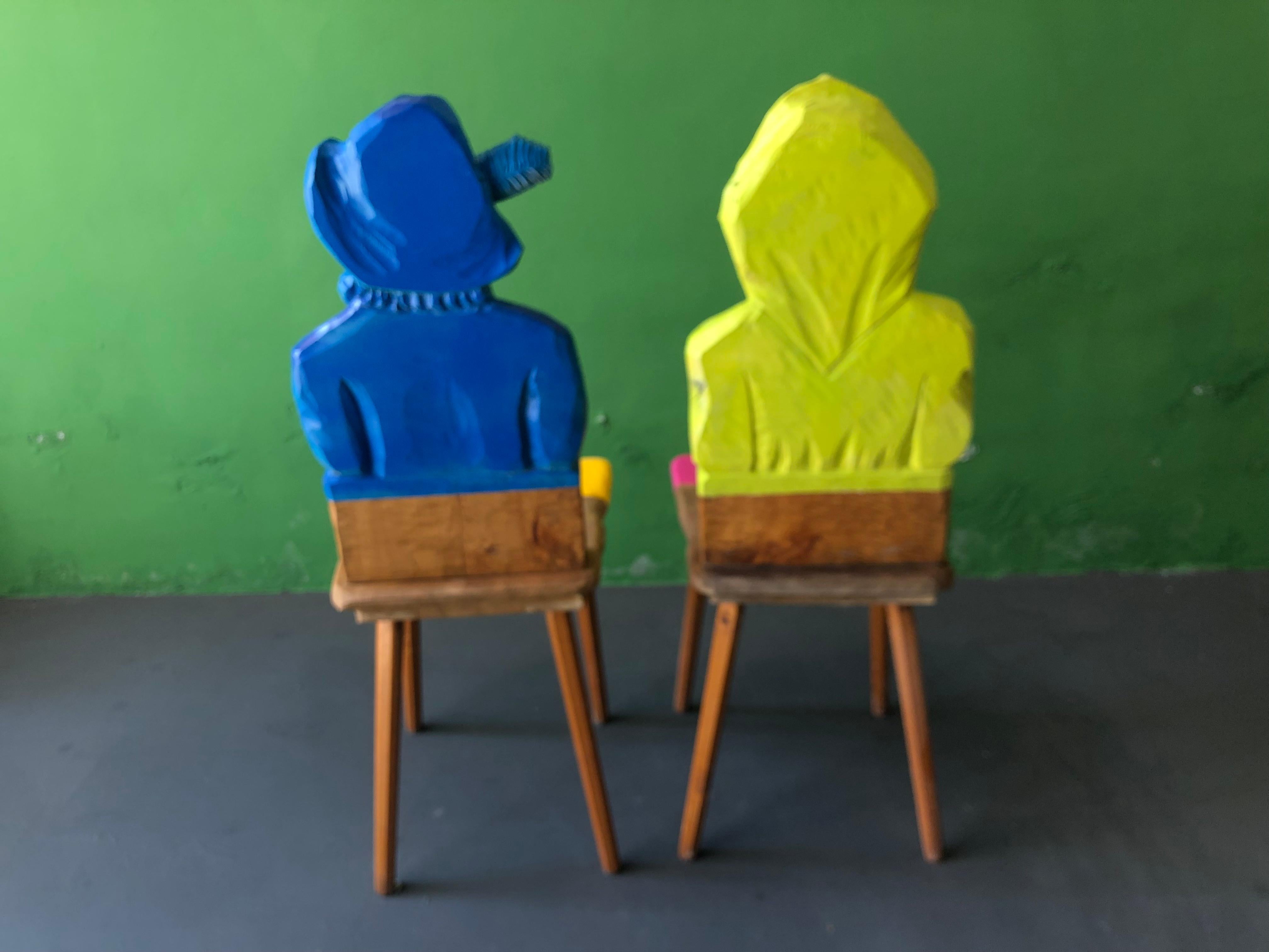 Ces chaises sont des chaises de ferme des années 1940 provenant de la Forêt Noire en Allemagne. Elles sont sculptées à la main et symbolisent une bonne relation entre un homme et une femme. Ces chaises sont souvent offertes en cadeau de mariage. Ils