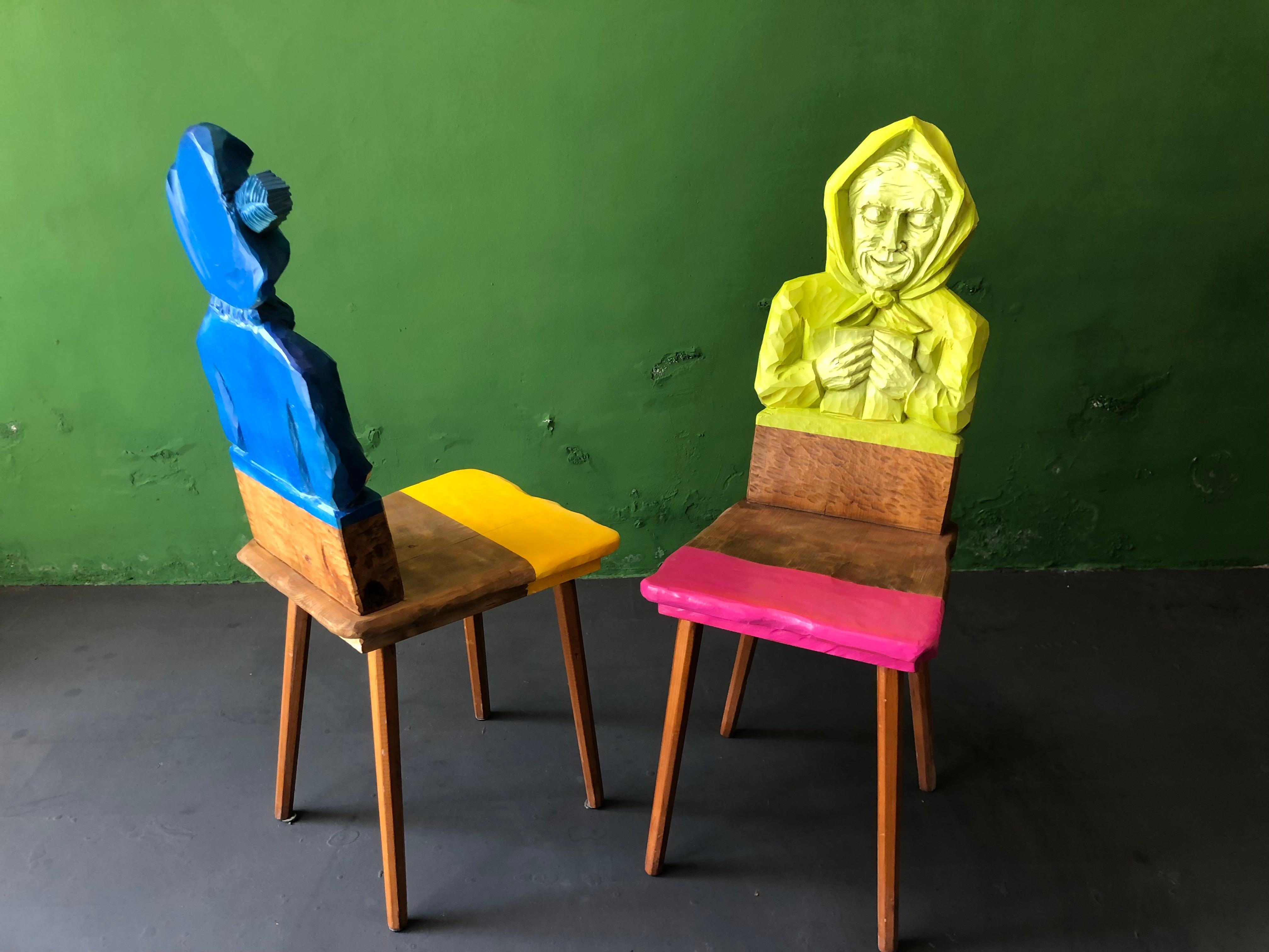 Sculpté à la main 2 chaises de mariage autrichiennes/ Happy Woman Happy Life de Markus Friedrich Staab en vente