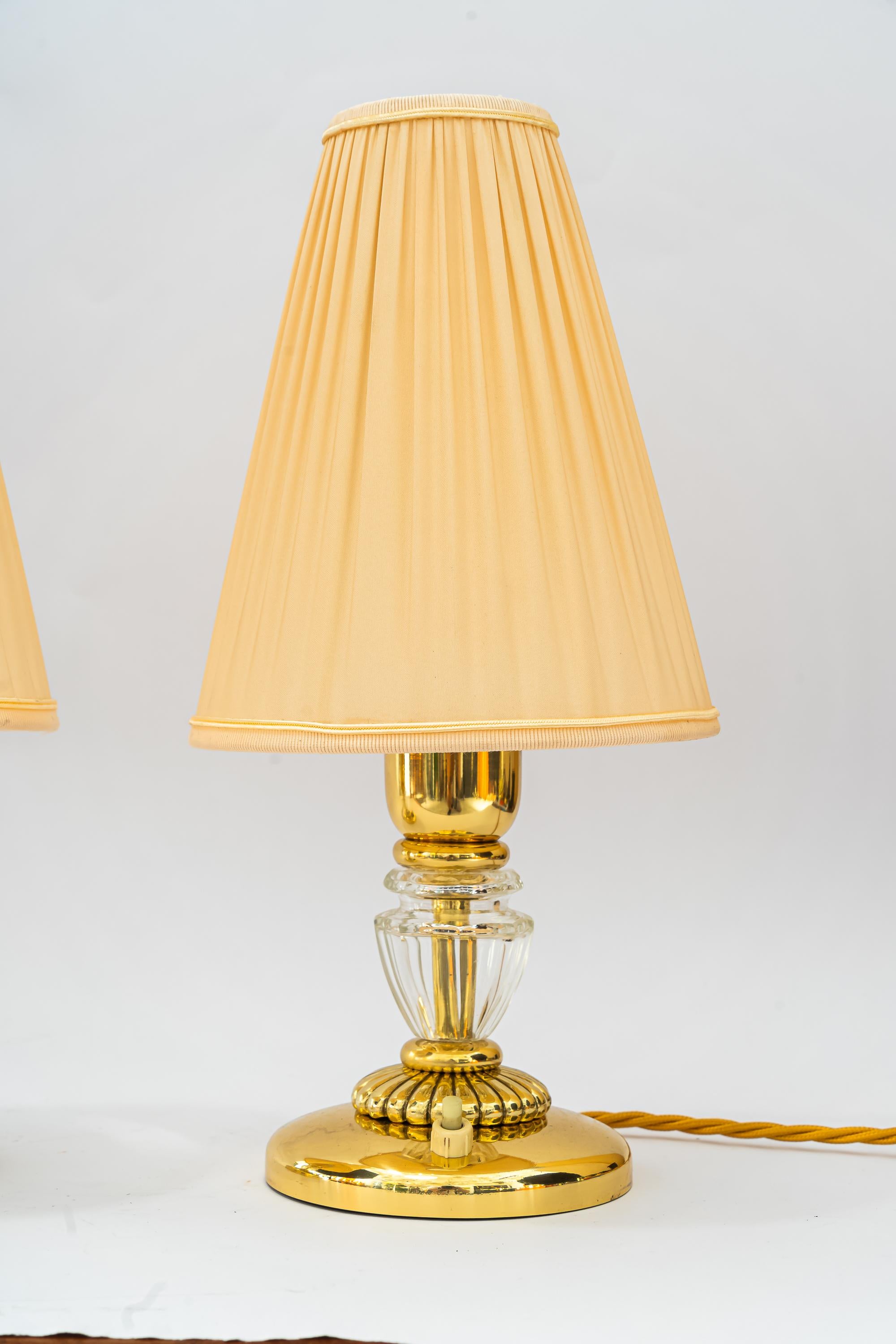 2 lampes de table Bakalowits avec abat-jour en tissu vienne vers 1950 
Laiton poli et émaillé au four
Les stores en tissu sont remplacés ( New )