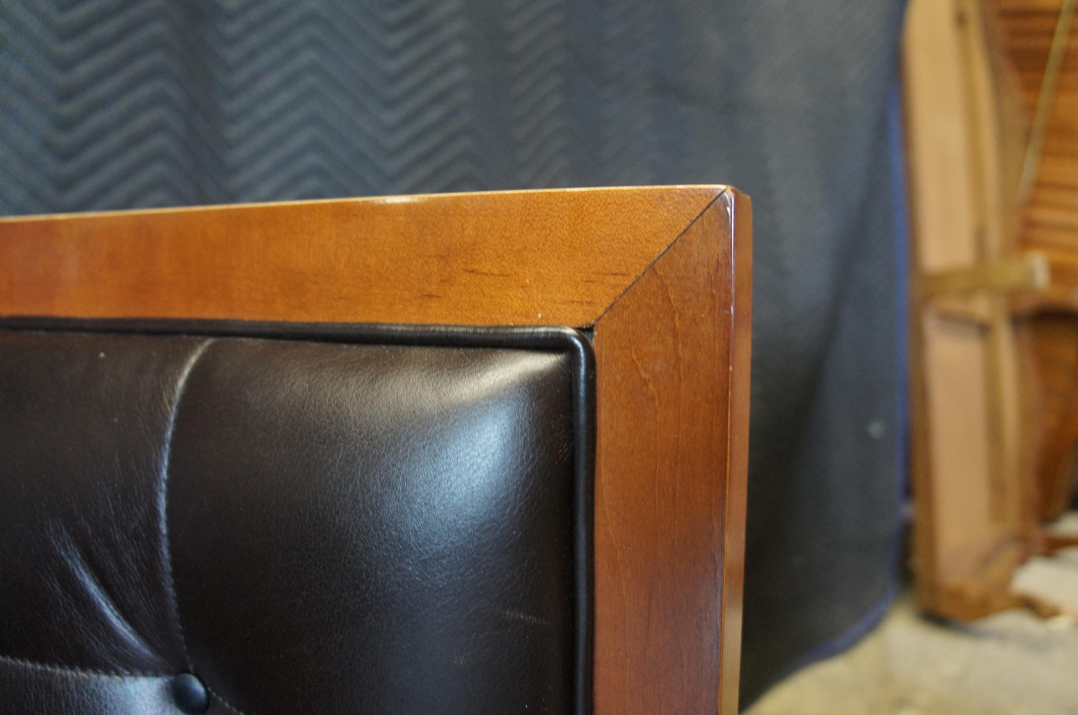2 chaises club à dossier cylindrique touffeté en érable et cuir Brown de type archétype Baker en vente 3