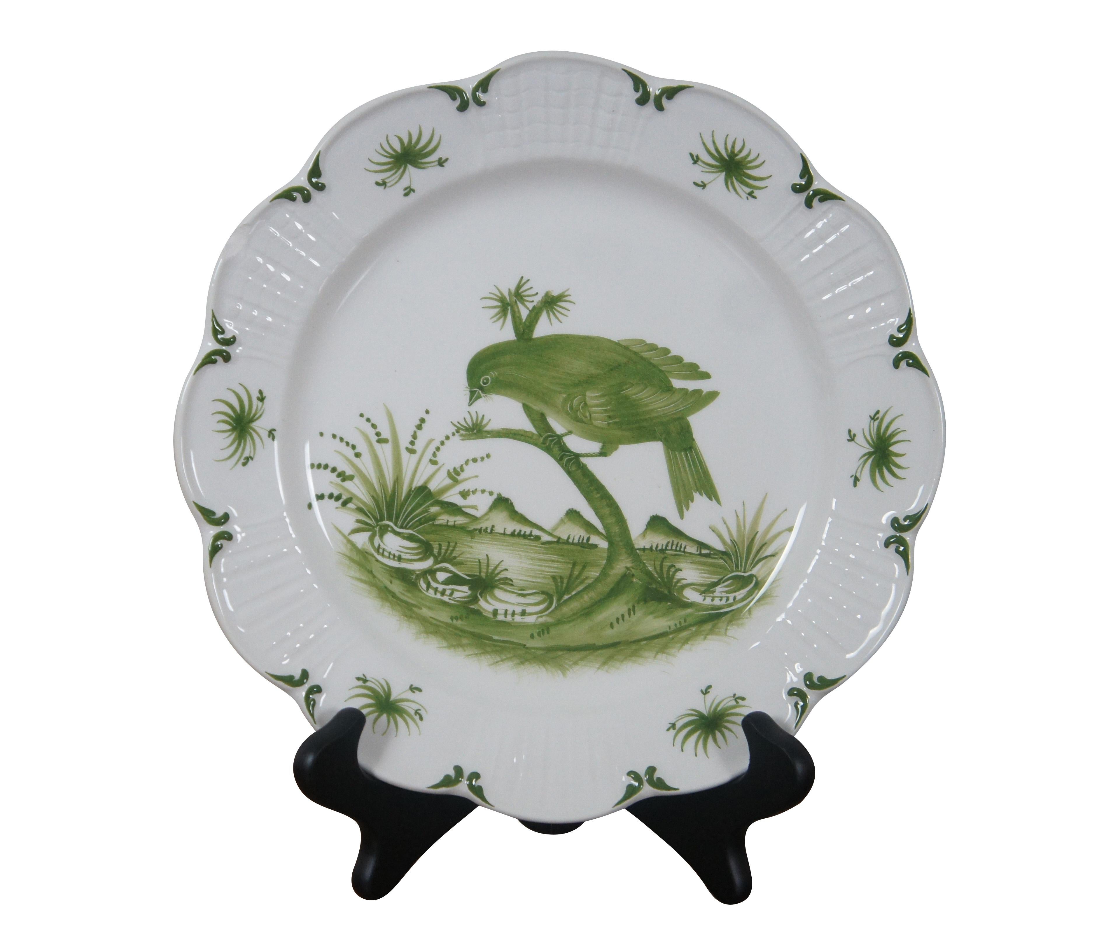 Paire d'assiettes en porcelaine italienne Vintage By Knapp & Tubbs sur pied.  Chacune est peinte à la main en vert sur fond ivoire.  Fabriqué par Este porcelaine pour Baker.

