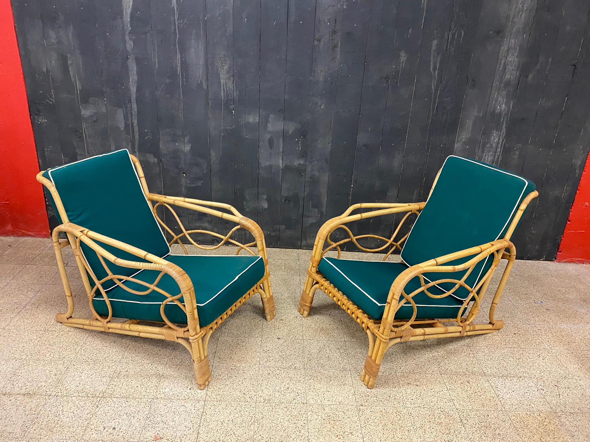 2 bamboo and rattan armchairs and their cushions circa 1970
2 sets of cushions, 1 green set and 1 gray set 
structure and cushion in very good condition.