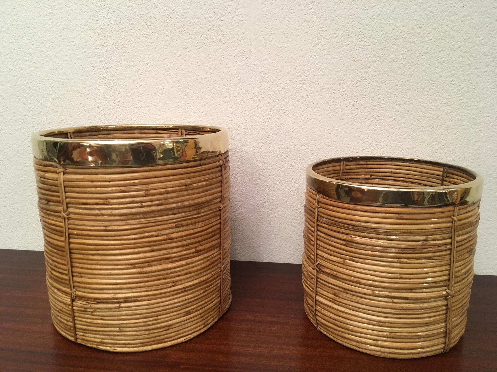 1970s decorative rattan and brass planter from Italy
In the manner of Gabriella Crespi
Very good condition
2 different size:
- 1 : H 32 x D 30 cm
-2 : H 25 x D 25cm.

2 other similar pieces on sale in our other items