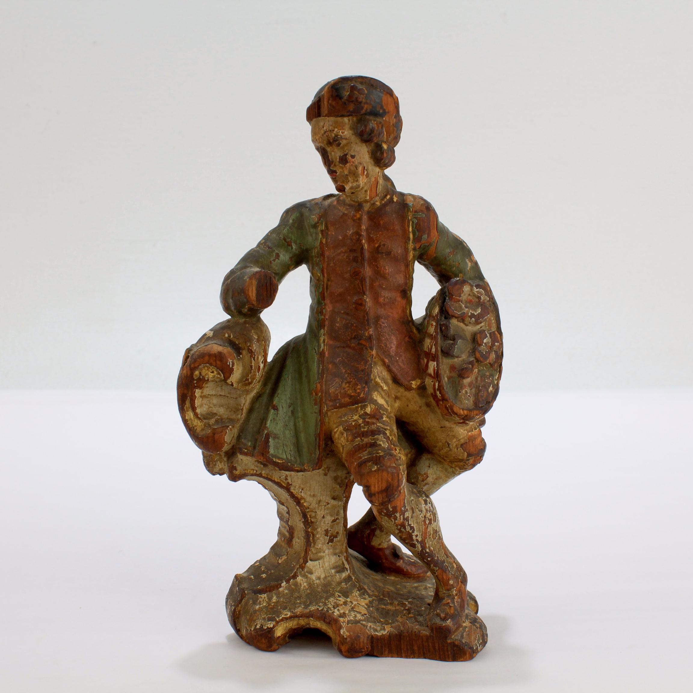 2 figurines continentales baroques en bois sculpté et décoré polychrome du XVIIIe siècle en vente 5