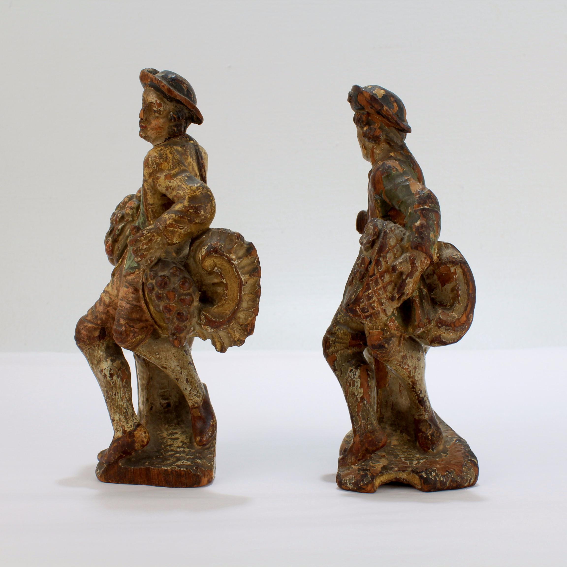 Baroque 2 figurines continentales baroques en bois sculpté et décoré polychrome du XVIIIe siècle en vente