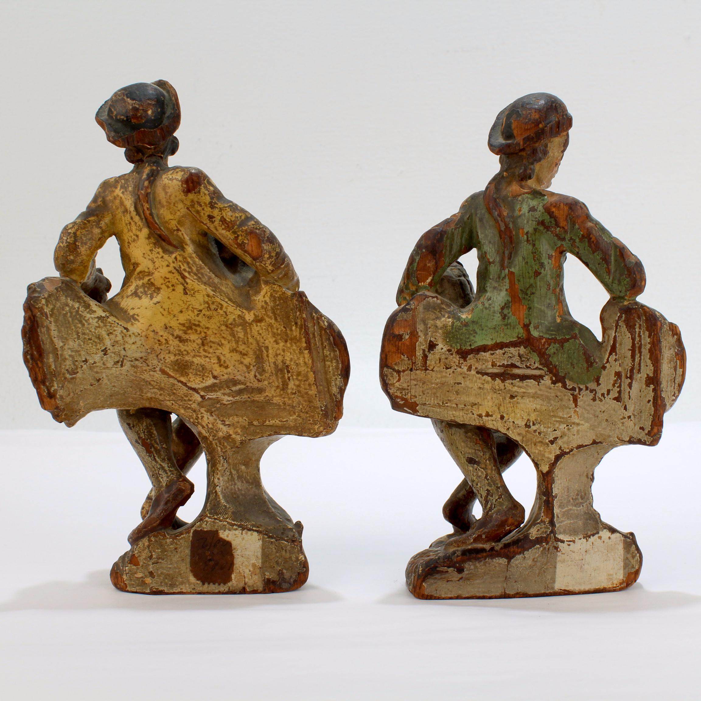 Européen 2 figurines continentales baroques en bois sculpté et décoré polychrome du XVIIIe siècle en vente