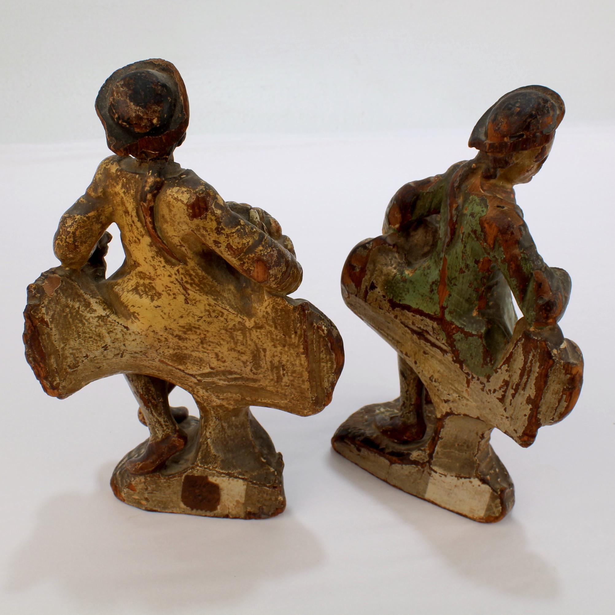 XVIIIe siècle et antérieur 2 figurines continentales baroques en bois sculpté et décoré polychrome du XVIIIe siècle en vente