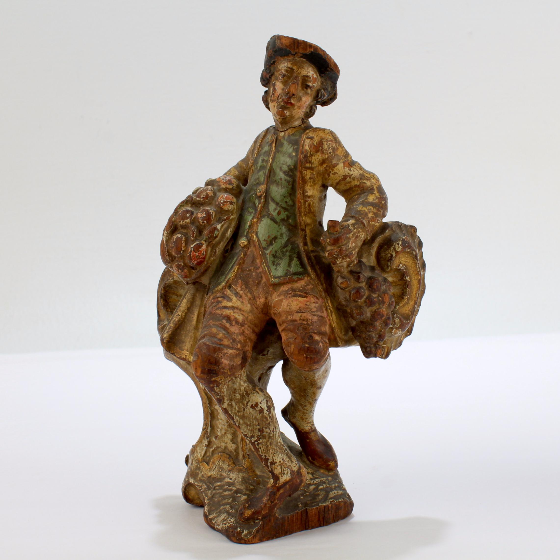 2 figurines continentales baroques en bois sculpté et décoré polychrome du XVIIIe siècle en vente 1