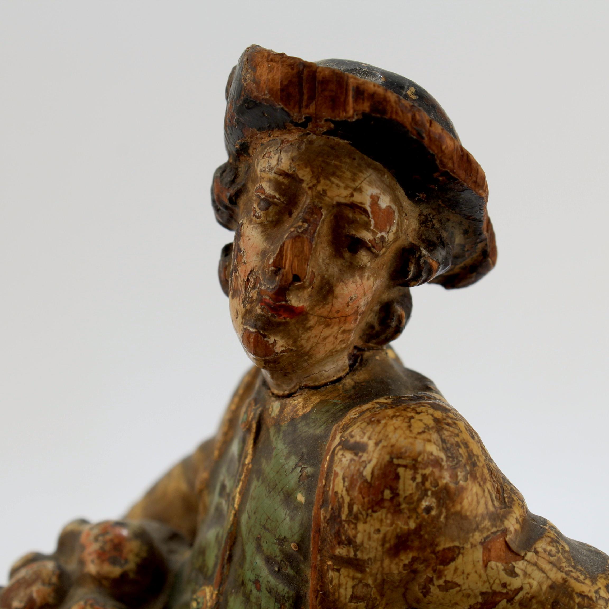 2 figurines continentales baroques en bois sculpté et décoré polychrome du XVIIIe siècle en vente 2