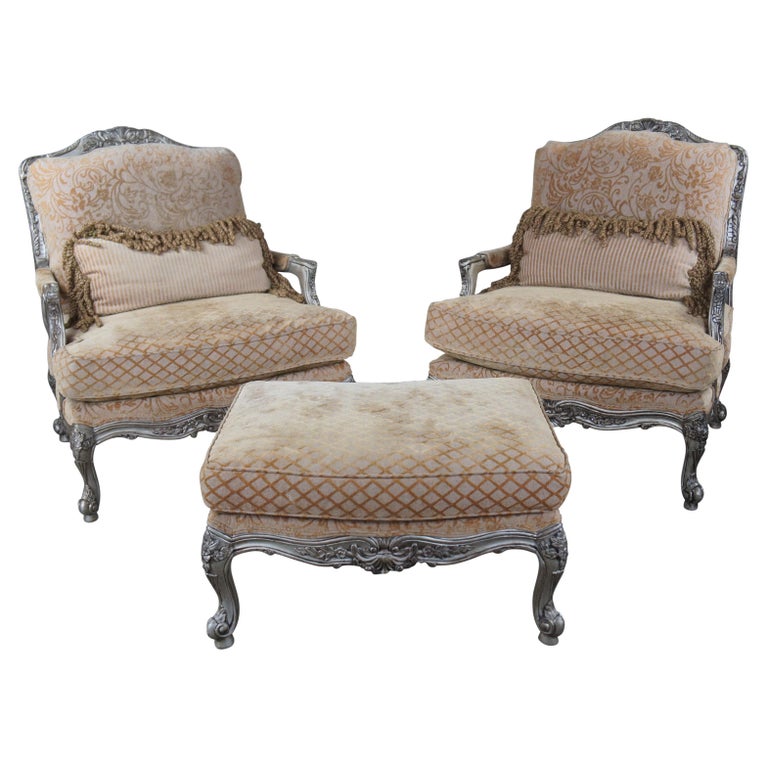 2 fauteuils club et pouf Bergère de style Louis XV français de Bassett