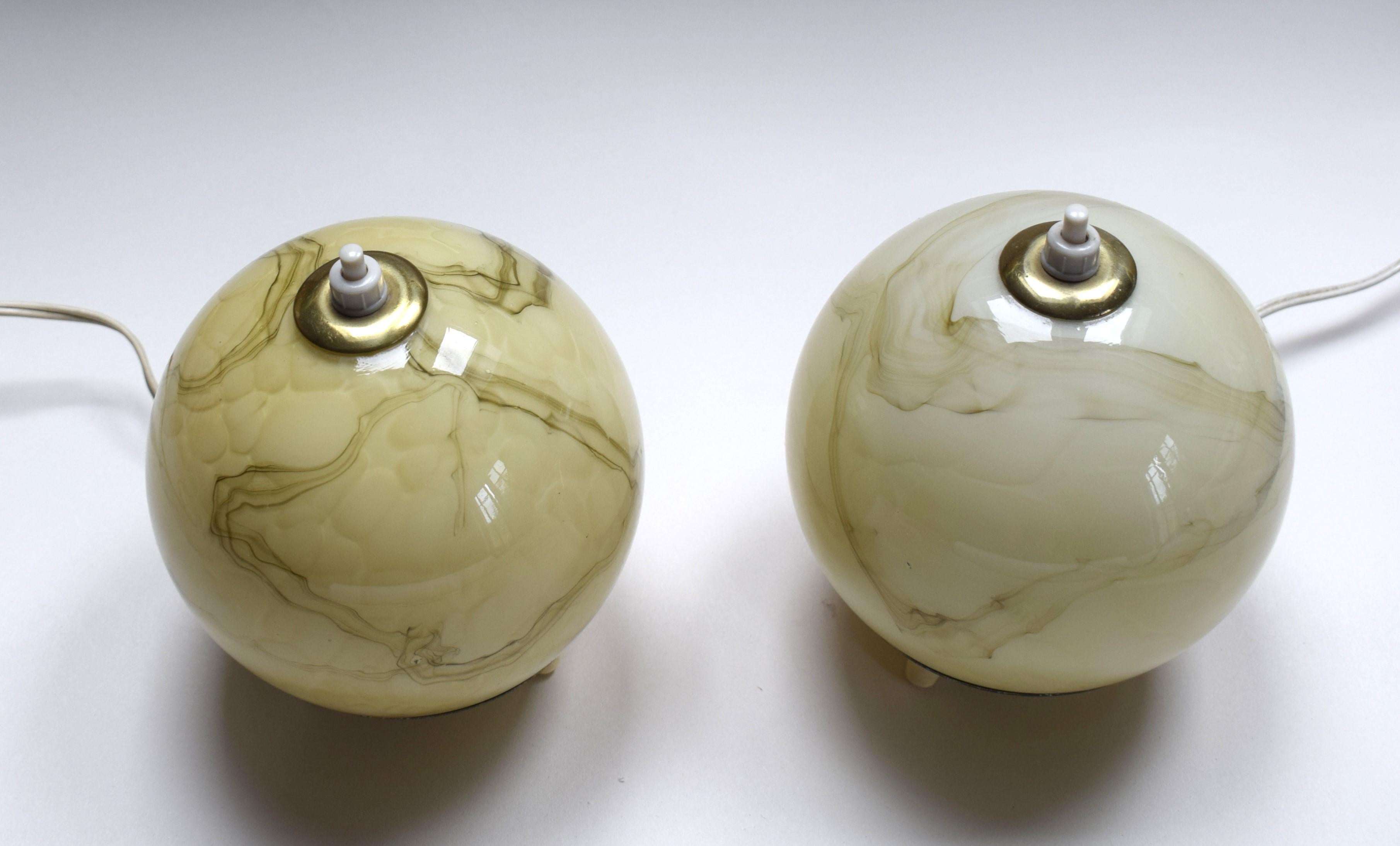 A pair of table lamps from the Bauhaus era.
Thick molded glass.
Each with an E14 socket.
The electrical system was replaced approximately 40 years ago.
Very good condition.
