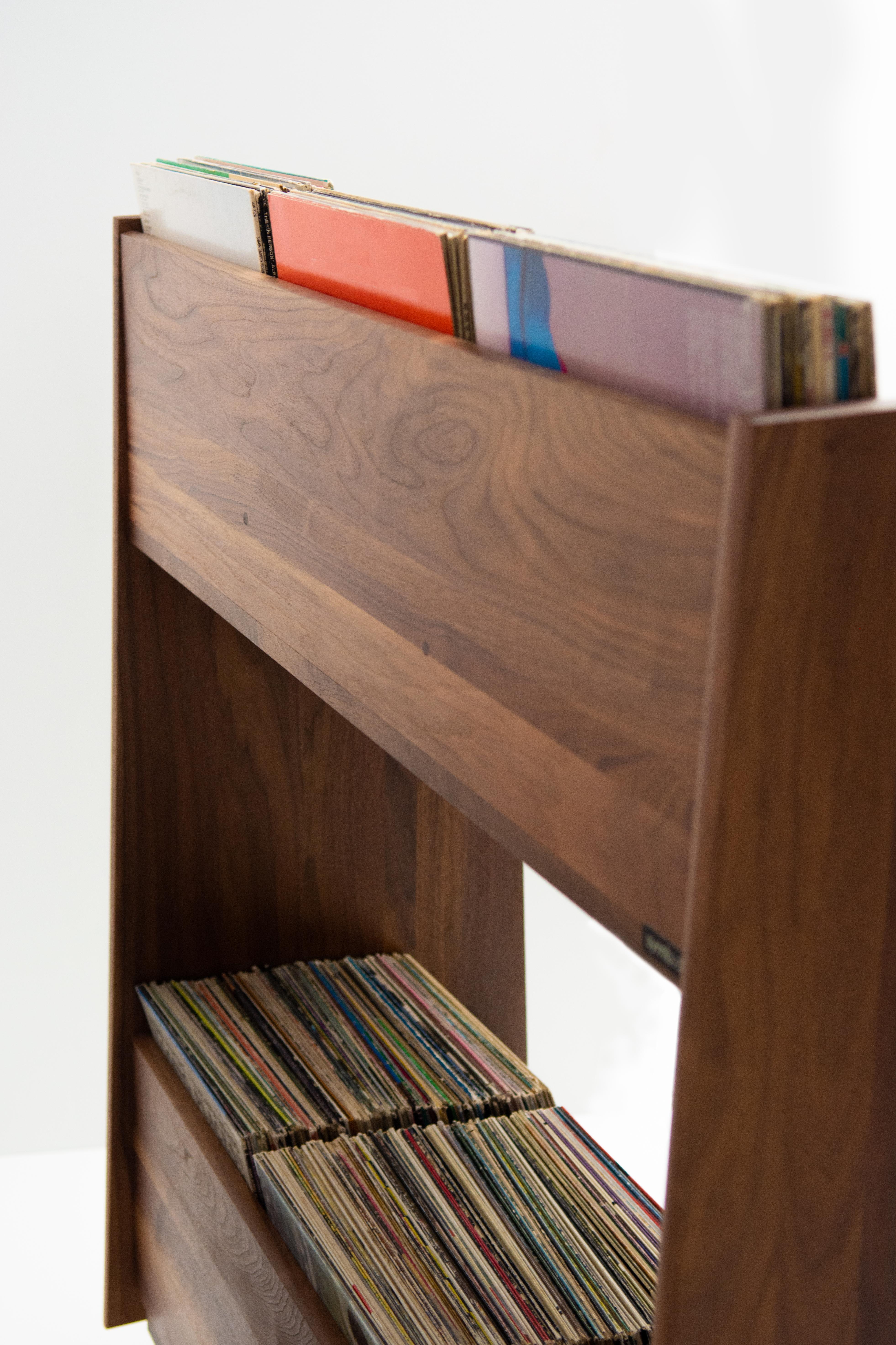 2 Bay Luxe Record Stand in Nussbaum Natur (Handgefertigt) im Angebot