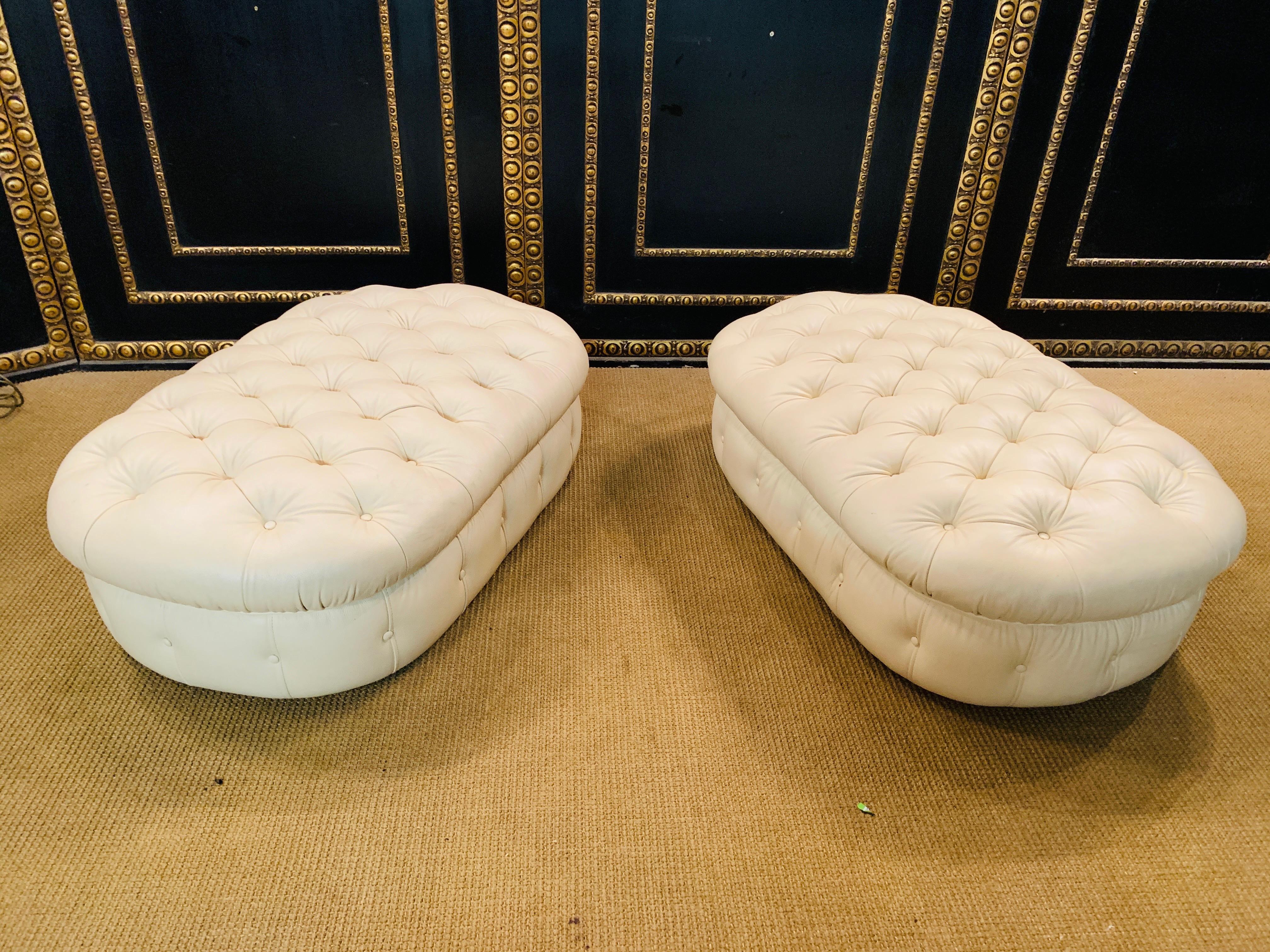 2 beautiful Chesterfield stools in beige leather oval shape.
Made in Italy.