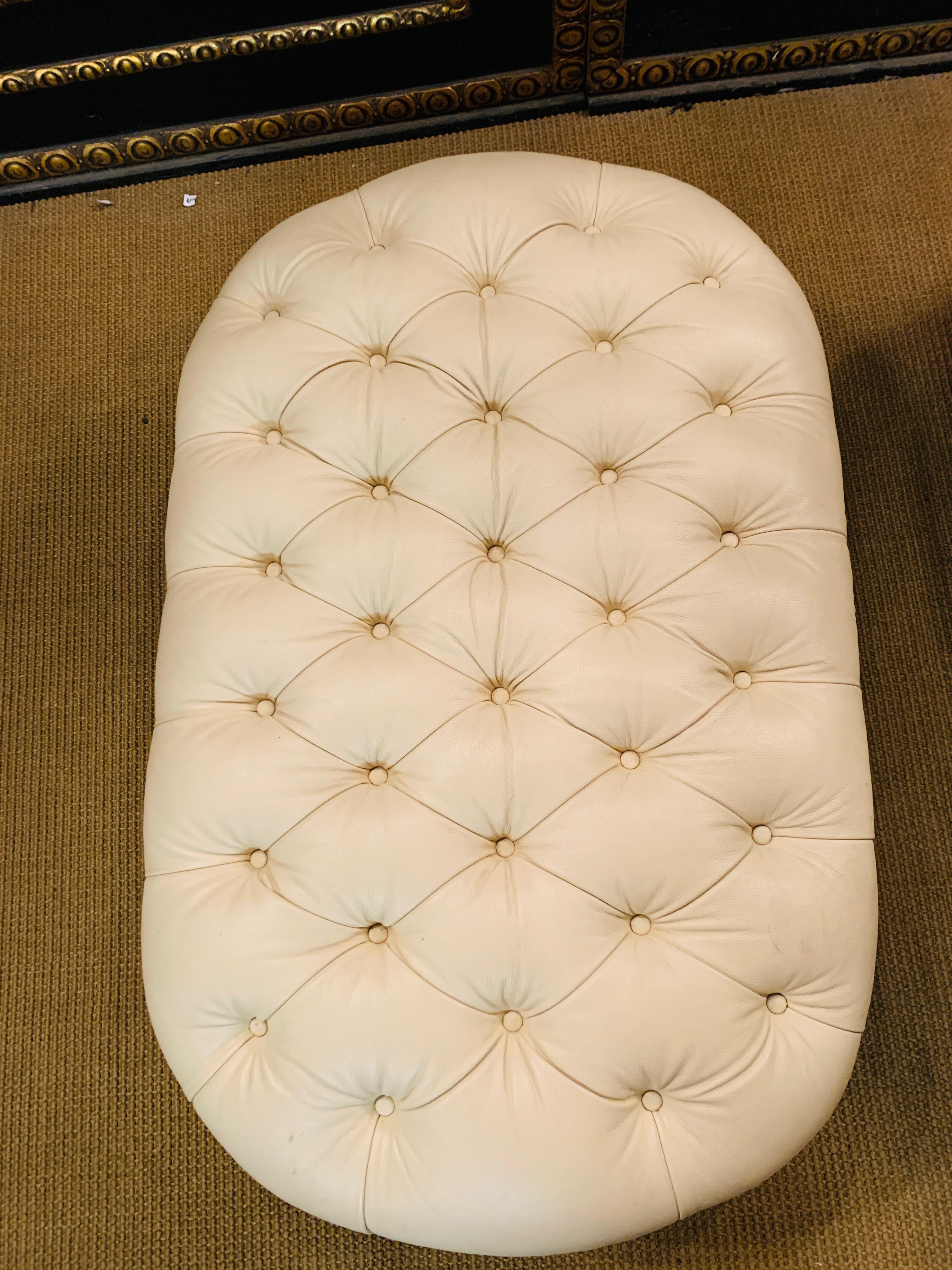 2 Beautiful Chesterfield Stools in Beige Leather Oval Shape In Good Condition For Sale In Berlin, DE