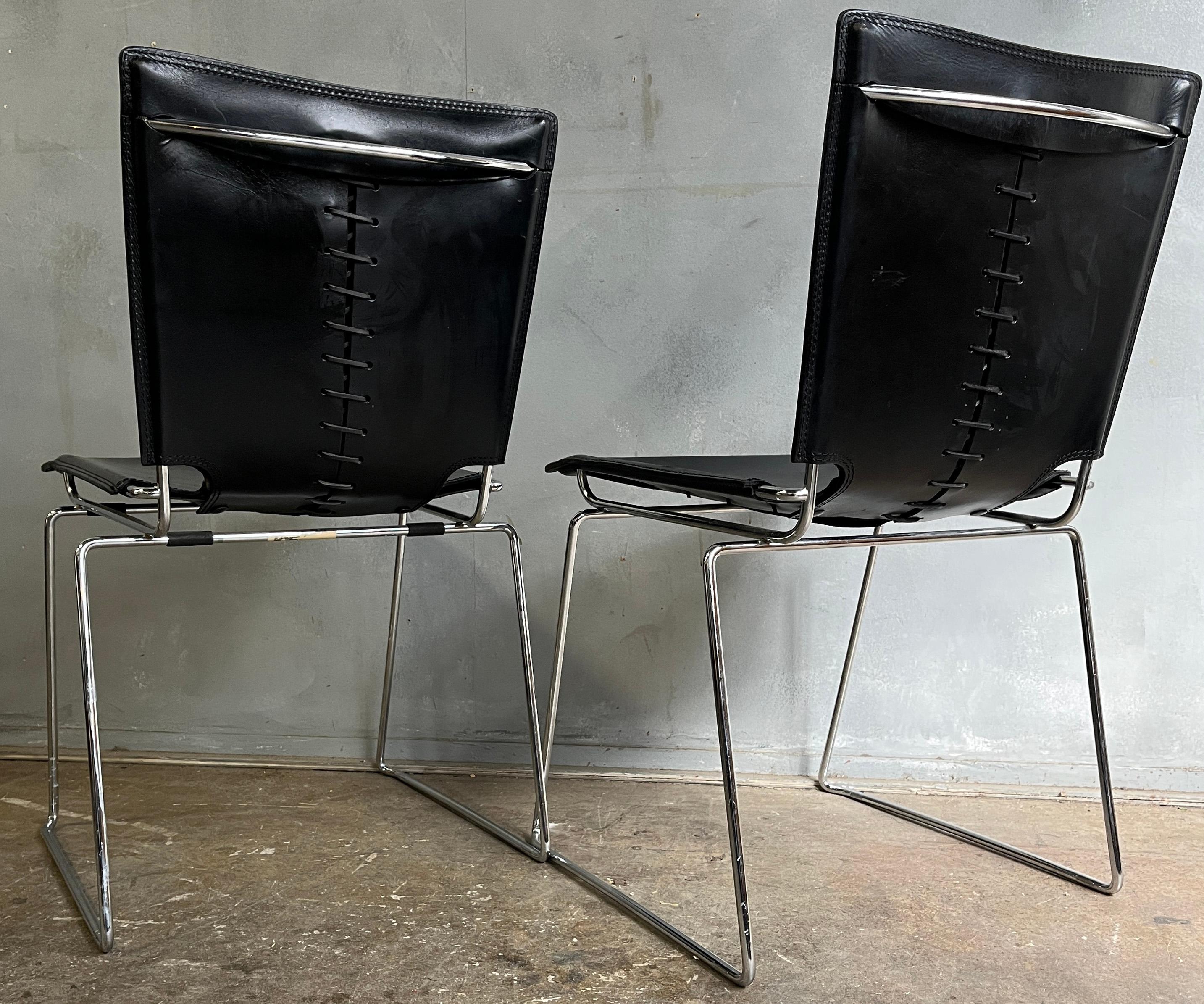 20ième siècle 2 belles chaises en cuir du milieu du siècle dernier par ICF (paire) en vente