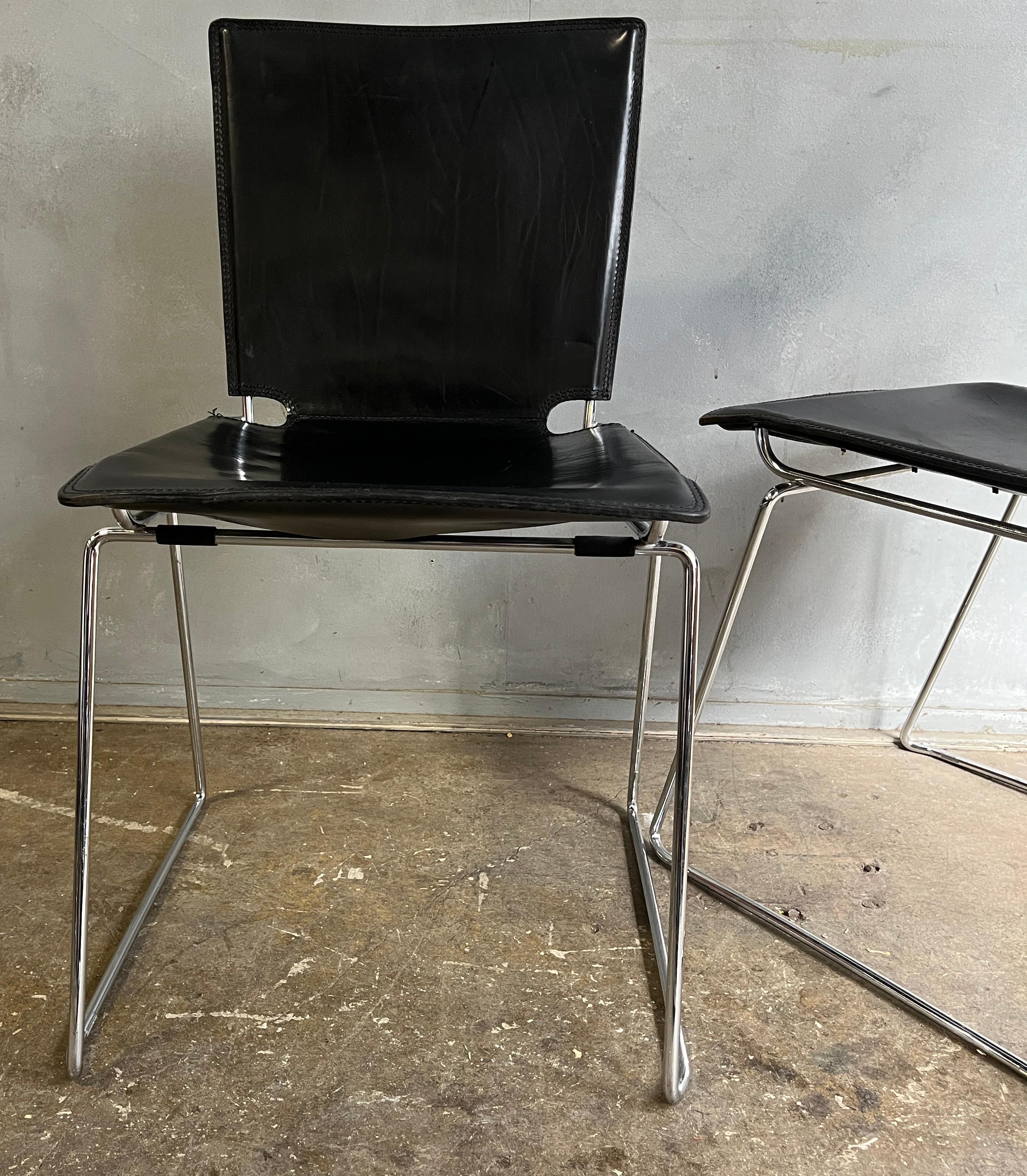 Cuir 2 belles chaises en cuir du milieu du siècle dernier par ICF (paire) en vente