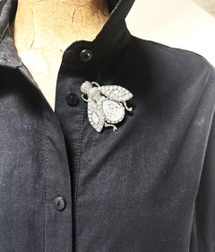 2 spille a forma di ape di Christian Dior, strass, metallo argentato, 2000