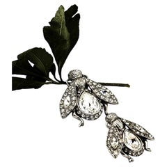 2 spille a forma di ape di Christian Dior, strass, metallo argentato, 2000