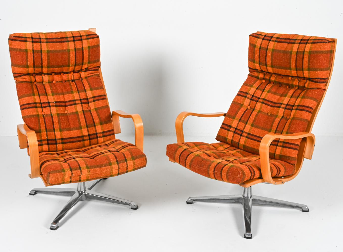 Dieses makellose Sesselpaar, das in den 1970er Jahren in Schweden hergestellt wurde, verkörpert die für diese Zeit typische Mischung aus Form und Funktion. Die von Ygnvar Sandstrom für Källemo New Furniture entworfenen Stühle mit ihren ikonischen
