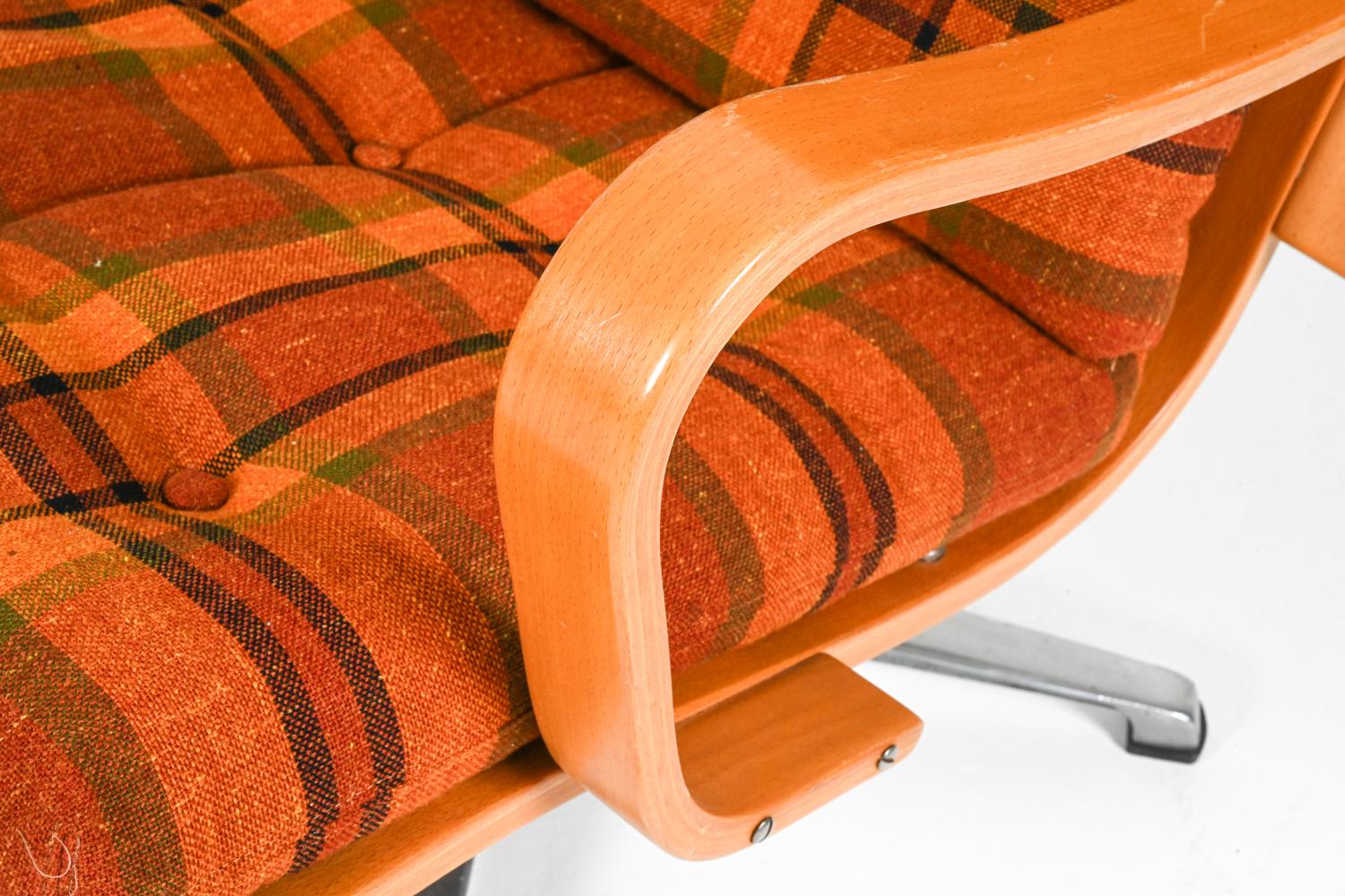 (2) Easy Swivel Chairs aus Buche und Stoff von Yngvar Sandstrom Stühle, ca. 1970er Jahre (Moderne der Mitte des Jahrhunderts) im Angebot