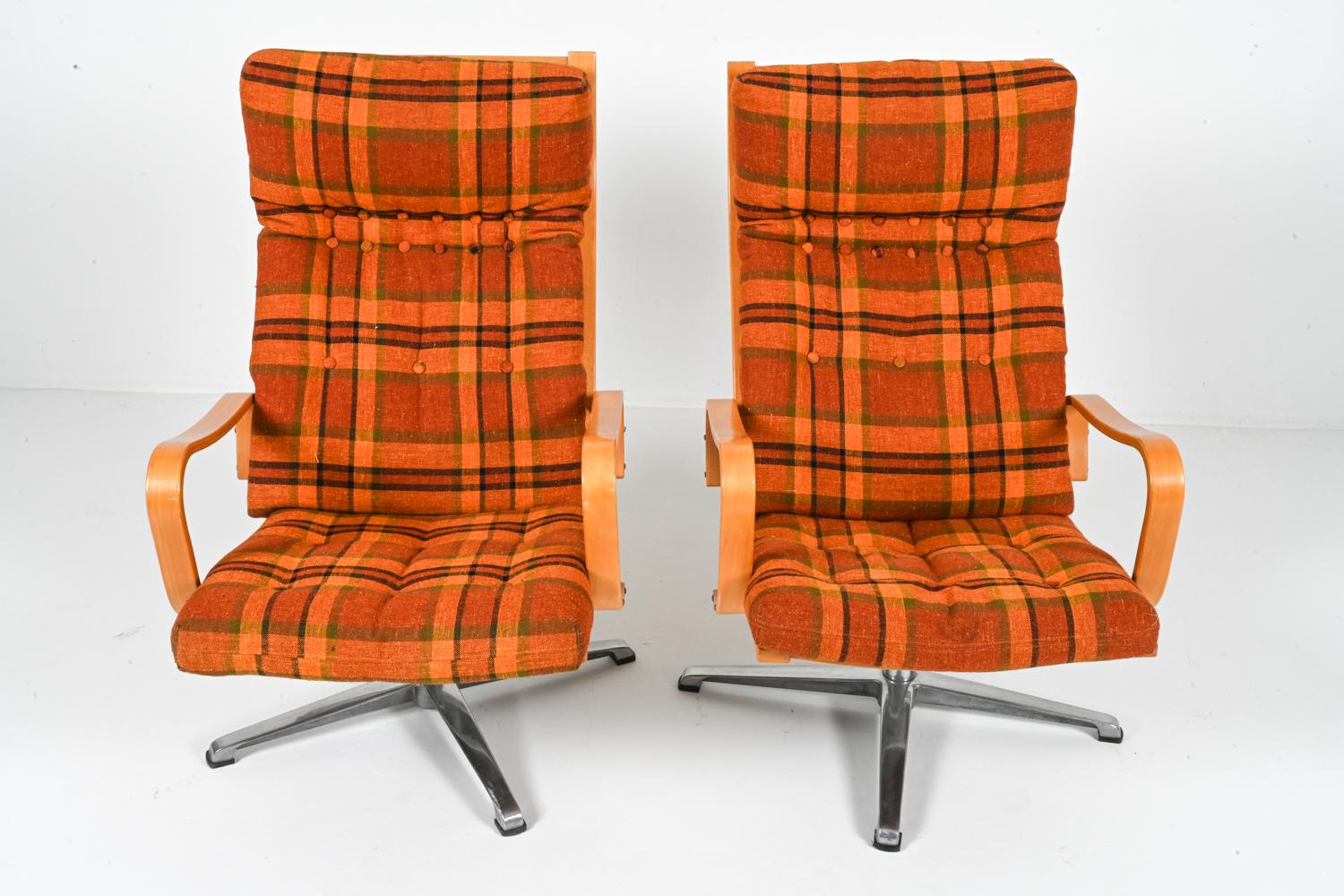 (2) Easy Swivel Chairs aus Buche und Stoff von Yngvar Sandstrom Stühle, ca. 1970er Jahre (Schwedisch) im Angebot