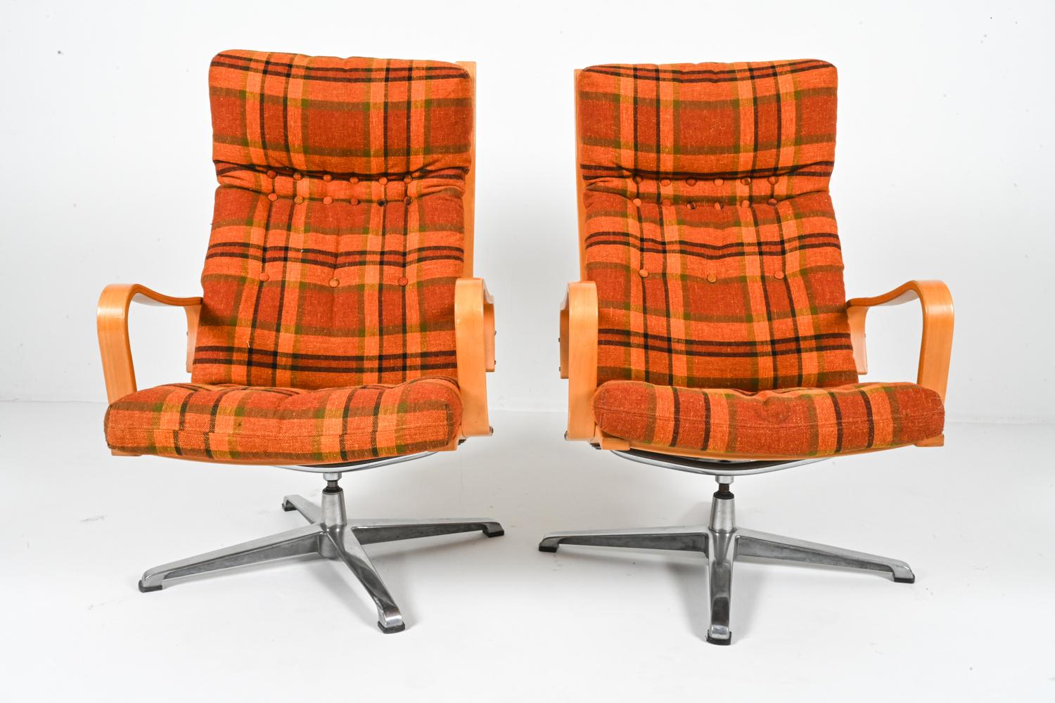 (2) Easy Swivel Chairs aus Buche und Stoff von Yngvar Sandstrom Stühle, ca. 1970er Jahre im Zustand „Gut“ im Angebot in Norwalk, CT